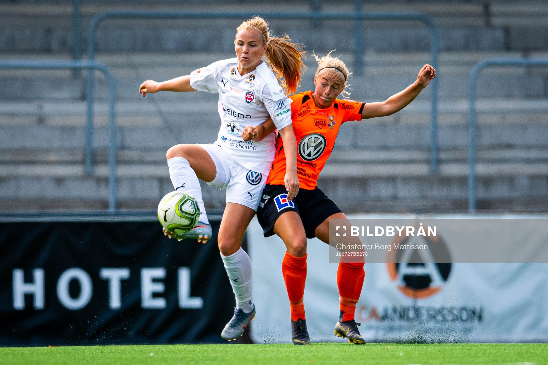 Rosengårds Glodis Perla Viggosdottir i kamp med Kungsbacka-spelare under fotbollsmatchen i Damallsvenskan mellan FC Rosengård och Kungsbacka den 27 juli 2019 i Malmö.