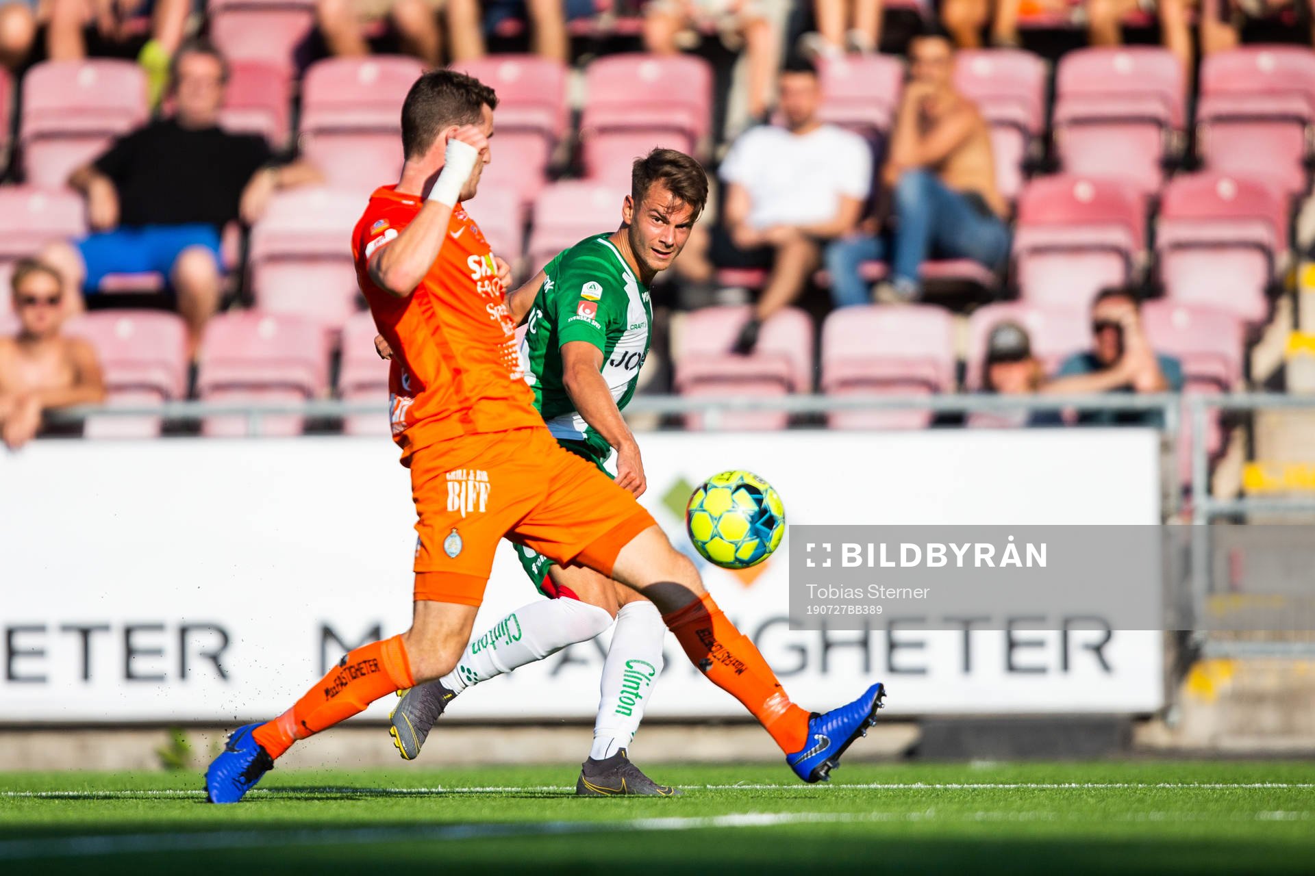 Hammarbys Alexander Kacaniklic slår en passning som leder