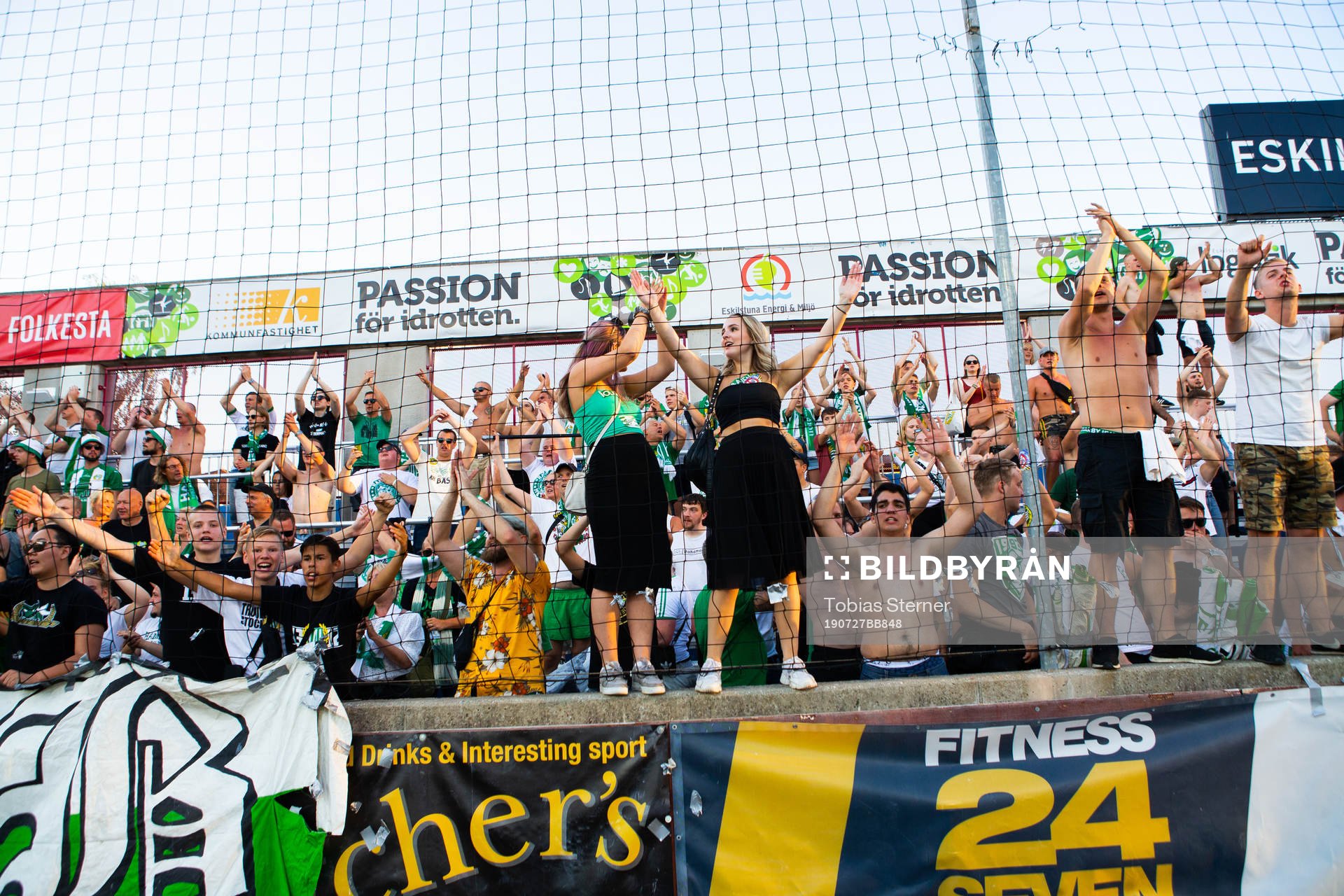Hammarbys supportrar jublar
