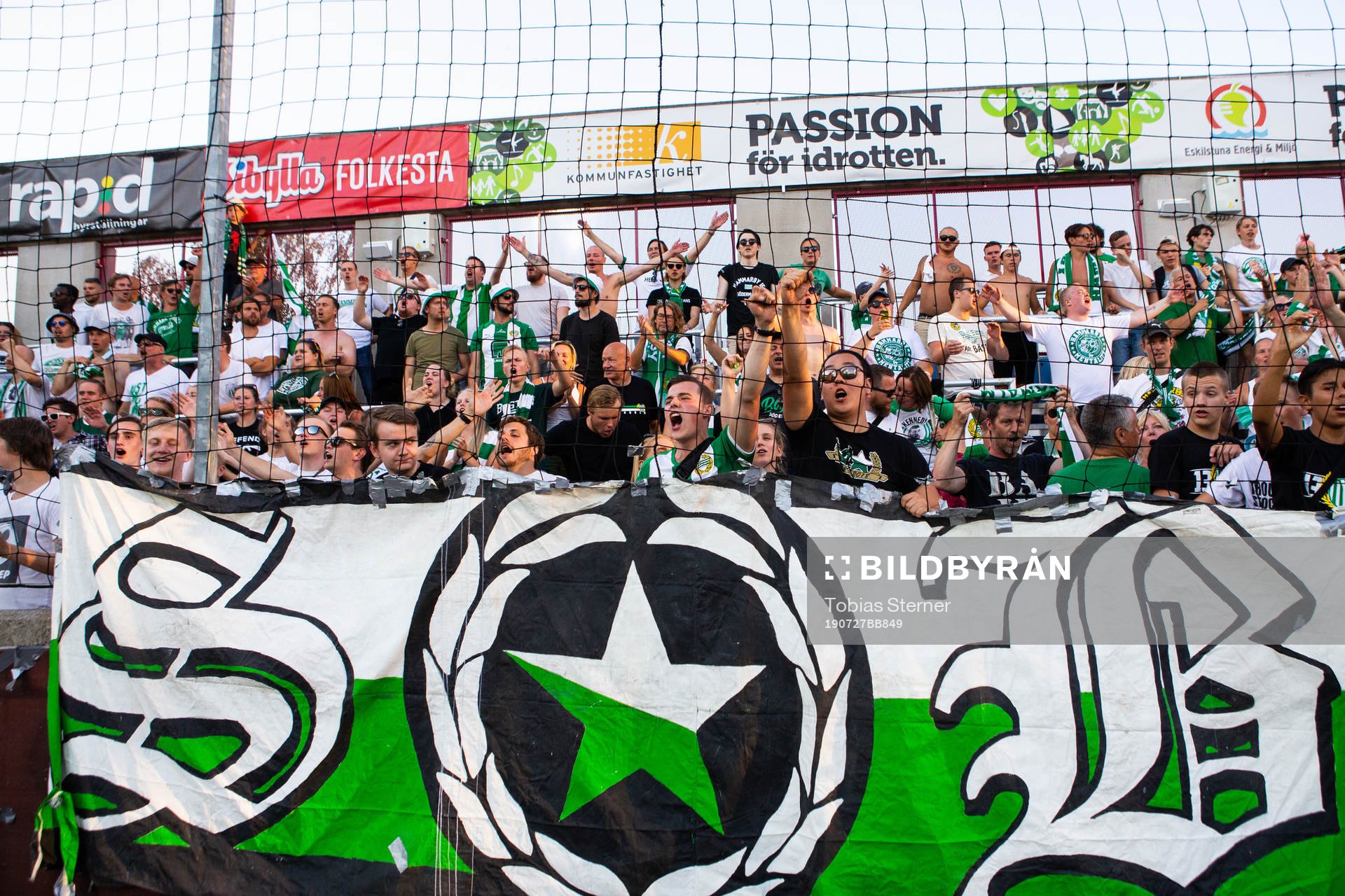 Hammarbys supportrar jublar