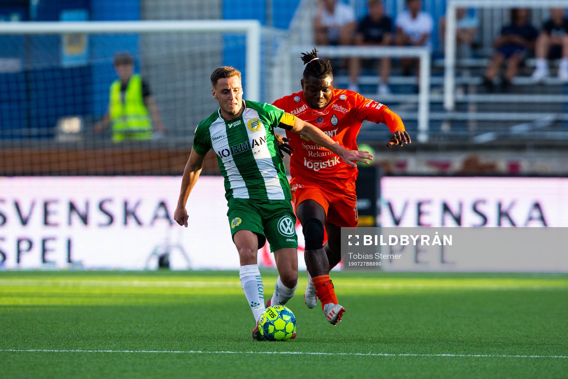 Hammarbys Jeppe Andersen och AFC Eskilstunas Onyedikachukwu