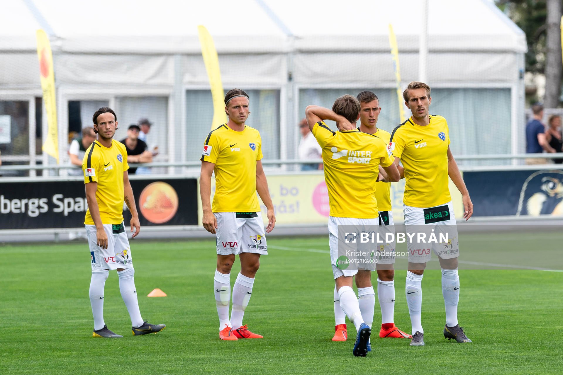 Falkenbergs spelare värmer före fotbollsmatchen i
