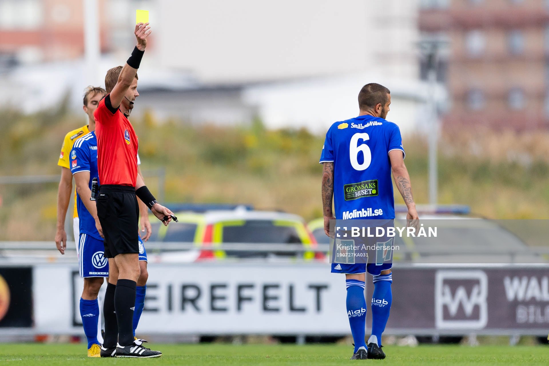 Sundsvalls Juan Jose Ciercoles Sagra får gult kort av