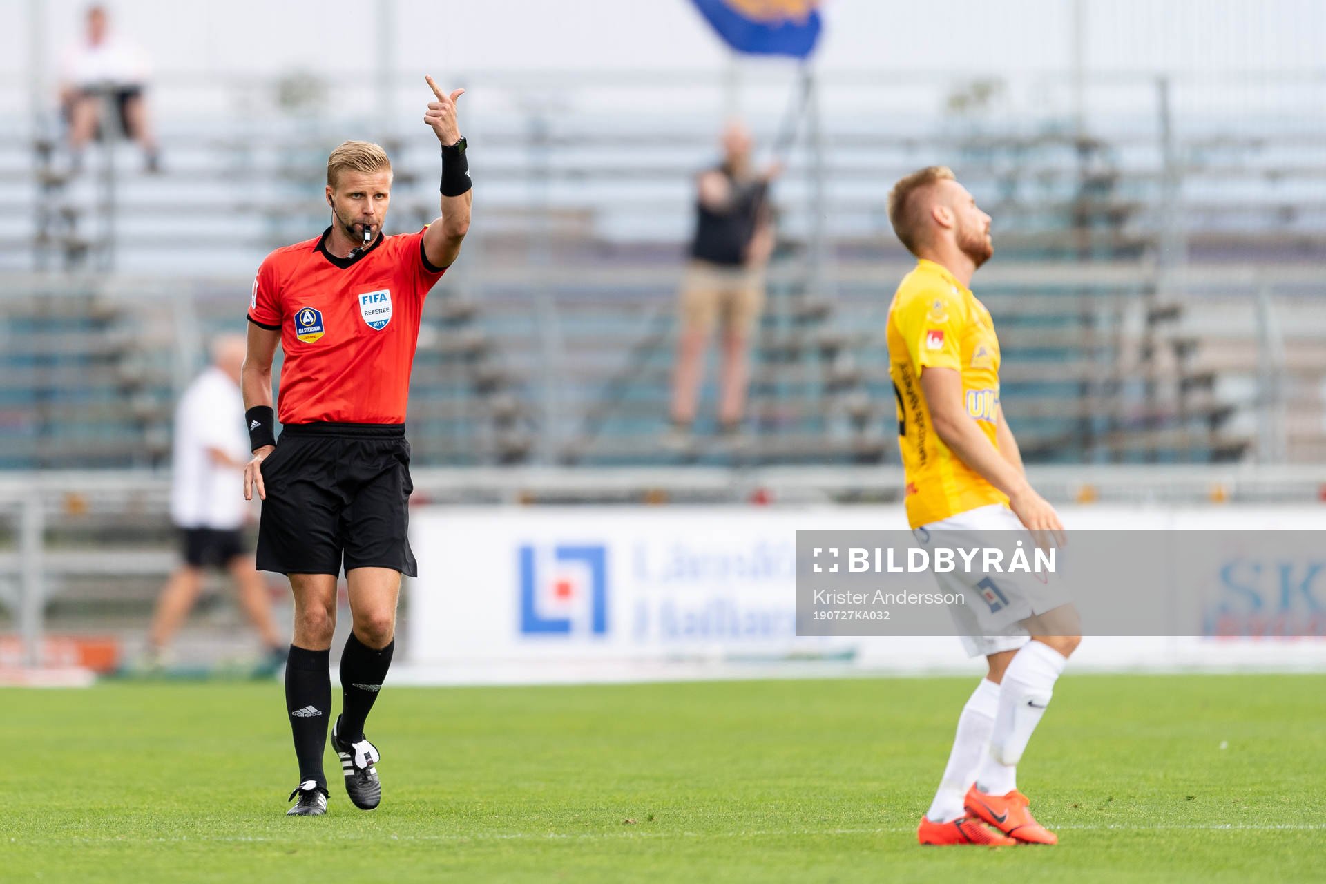 Domare Glenn Nyberg ger Falkenbergs Tobias Englund gult kort