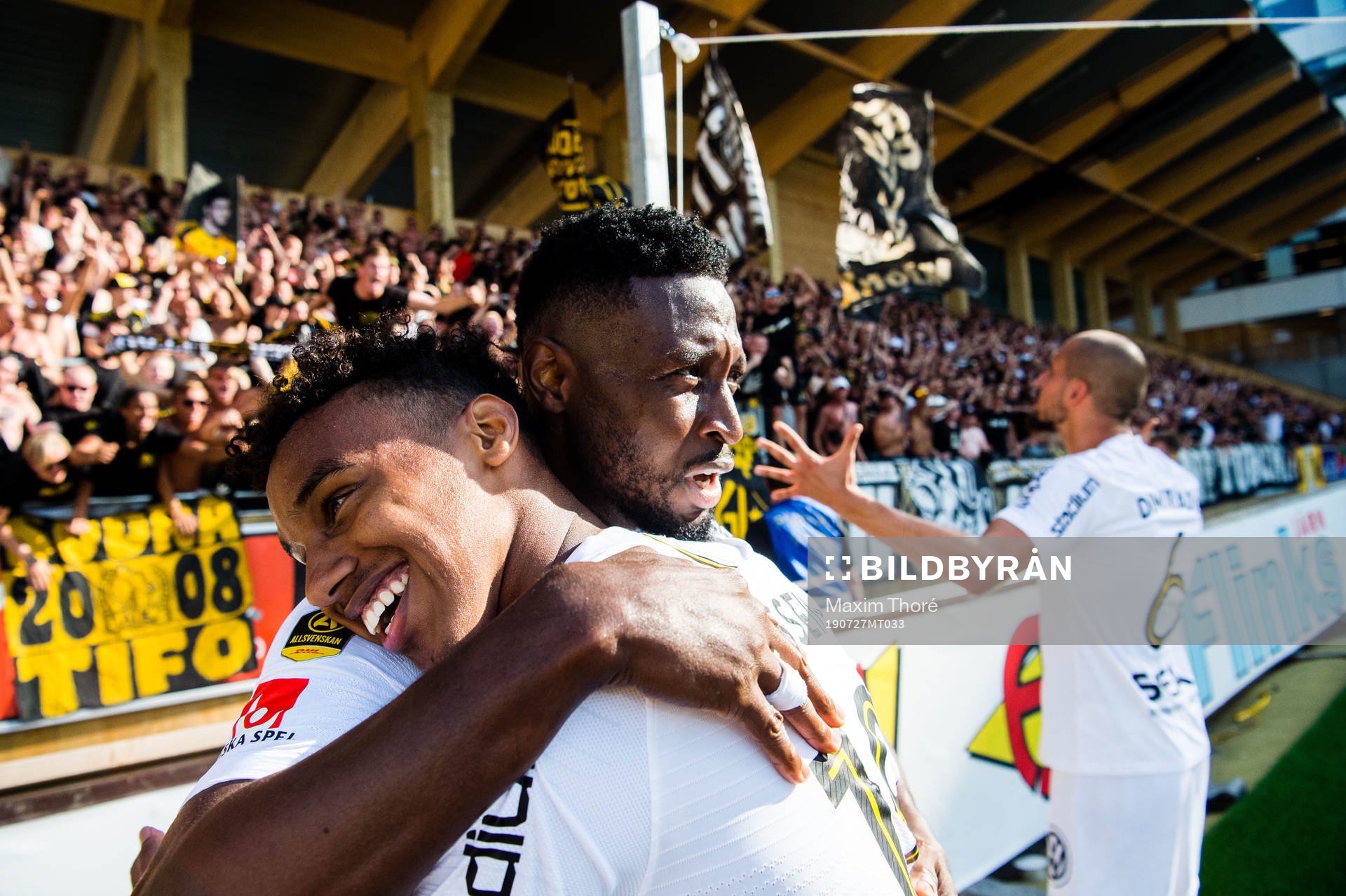 s Chinedu Obasi och Bilal Hussein  jublar