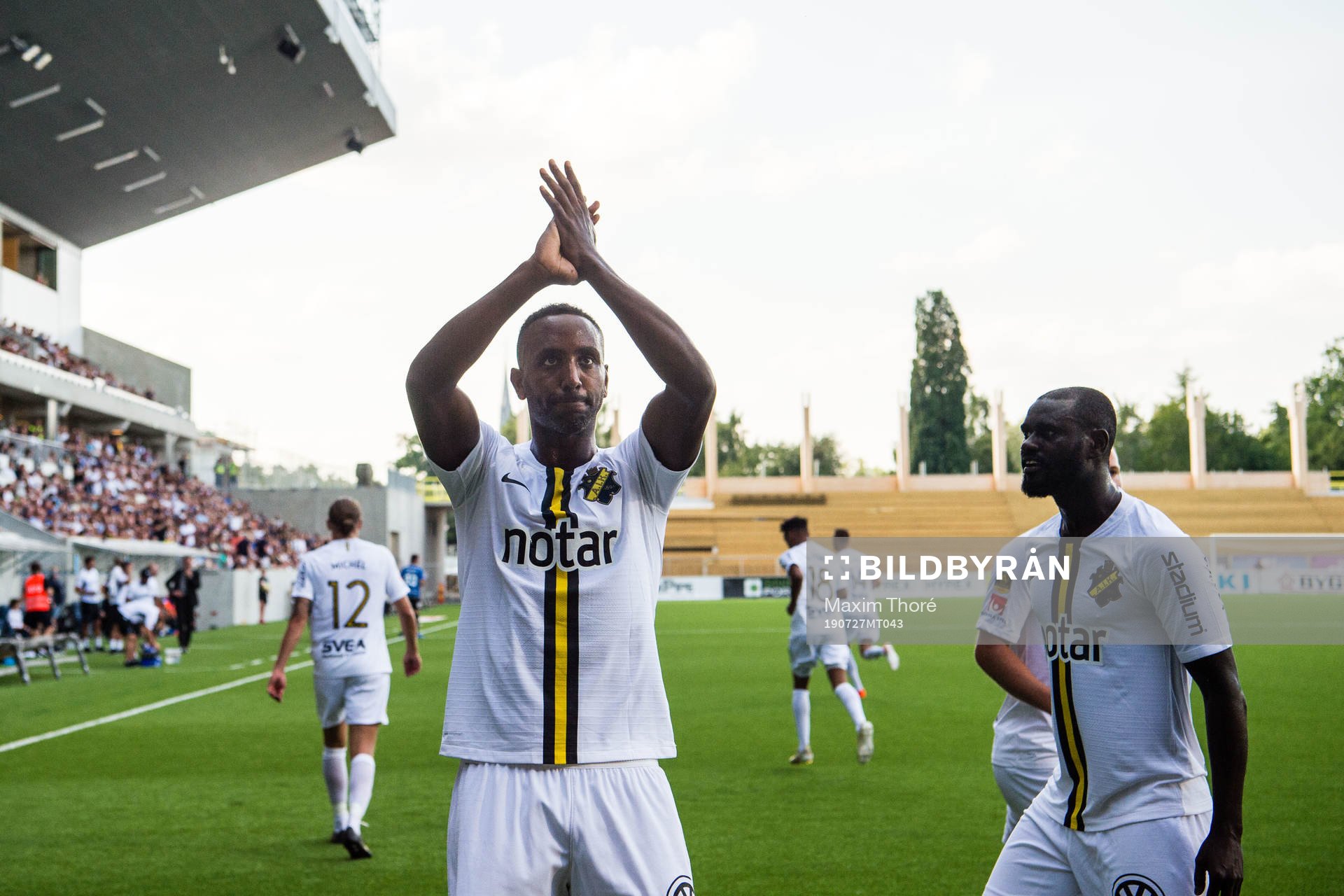 s Henok Goitom  jublar med lagkamrater