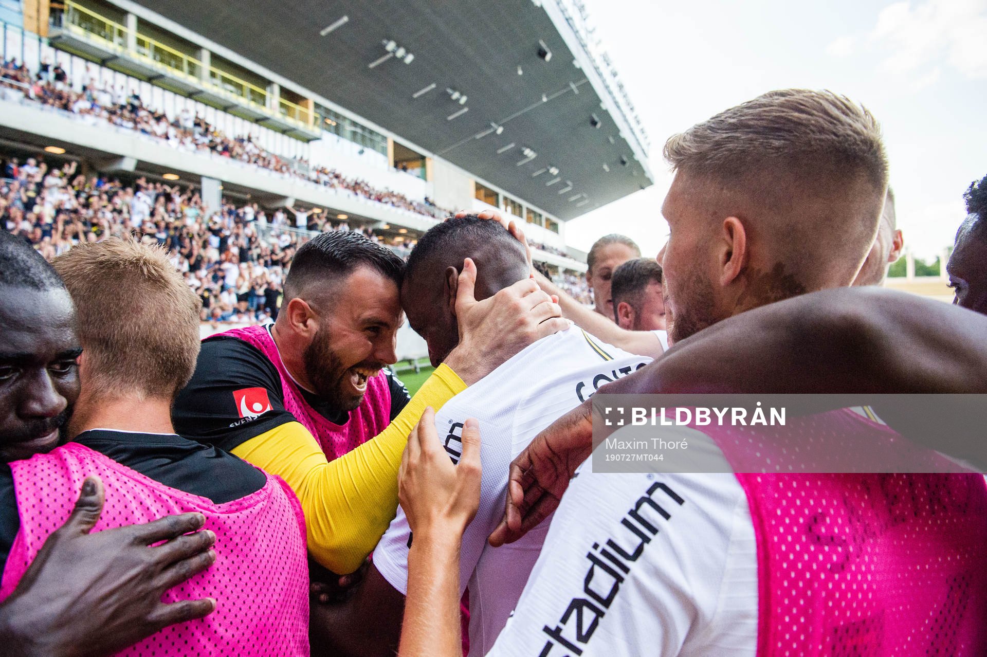 s Henok Goitom  jublar med lagkamrater