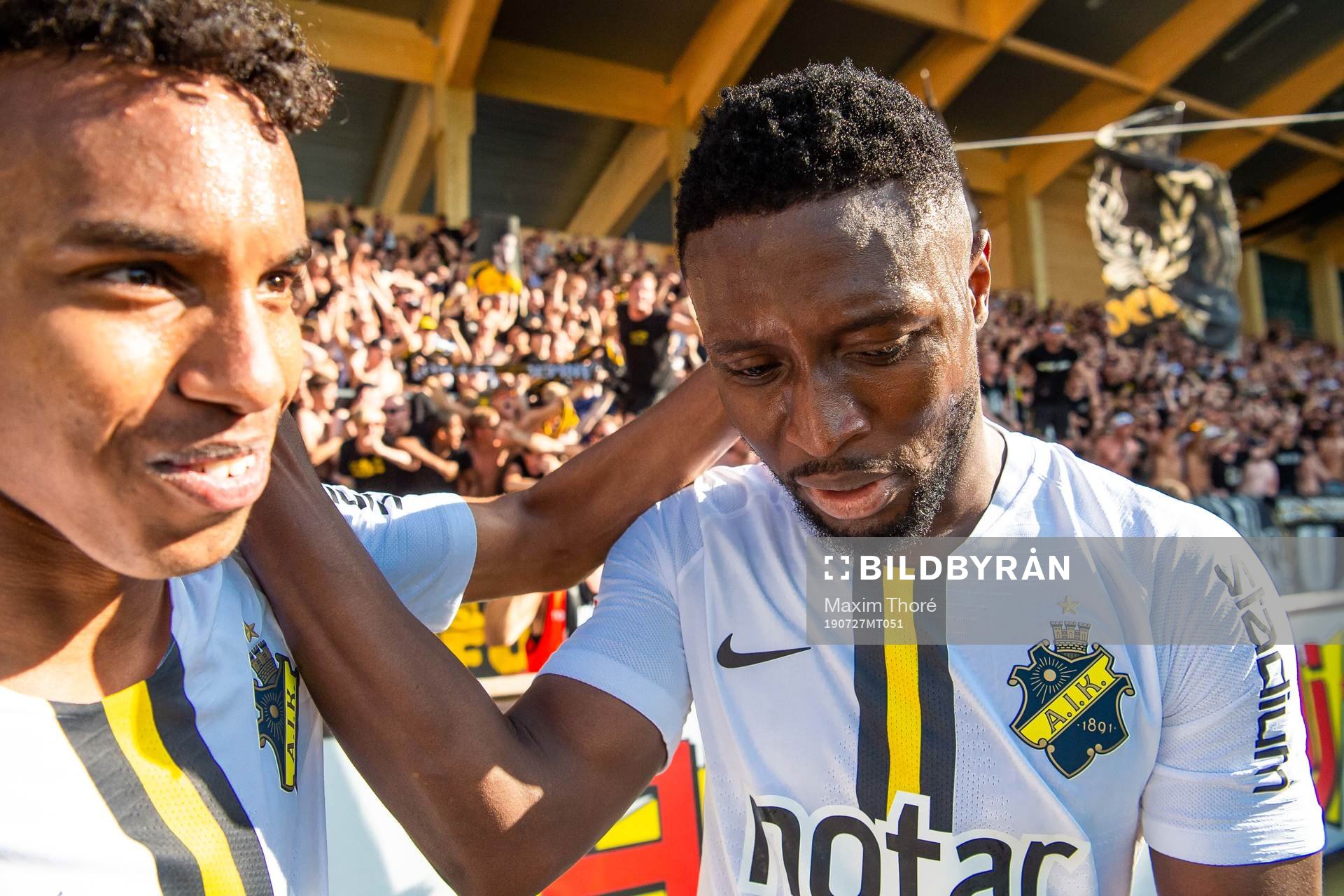 s Bilal Hussein och Chinedu Obasi jublar