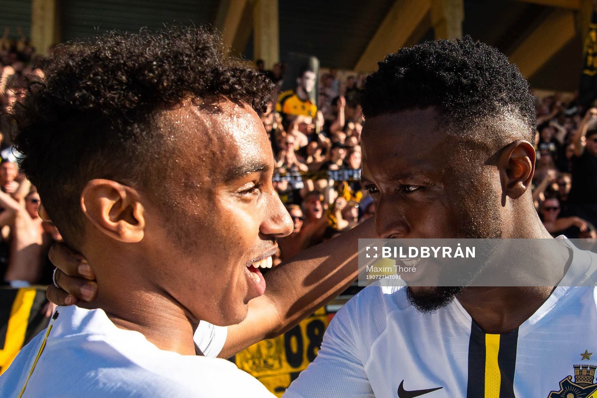 s Bilal Hussein och Chinedu Obasi jublar