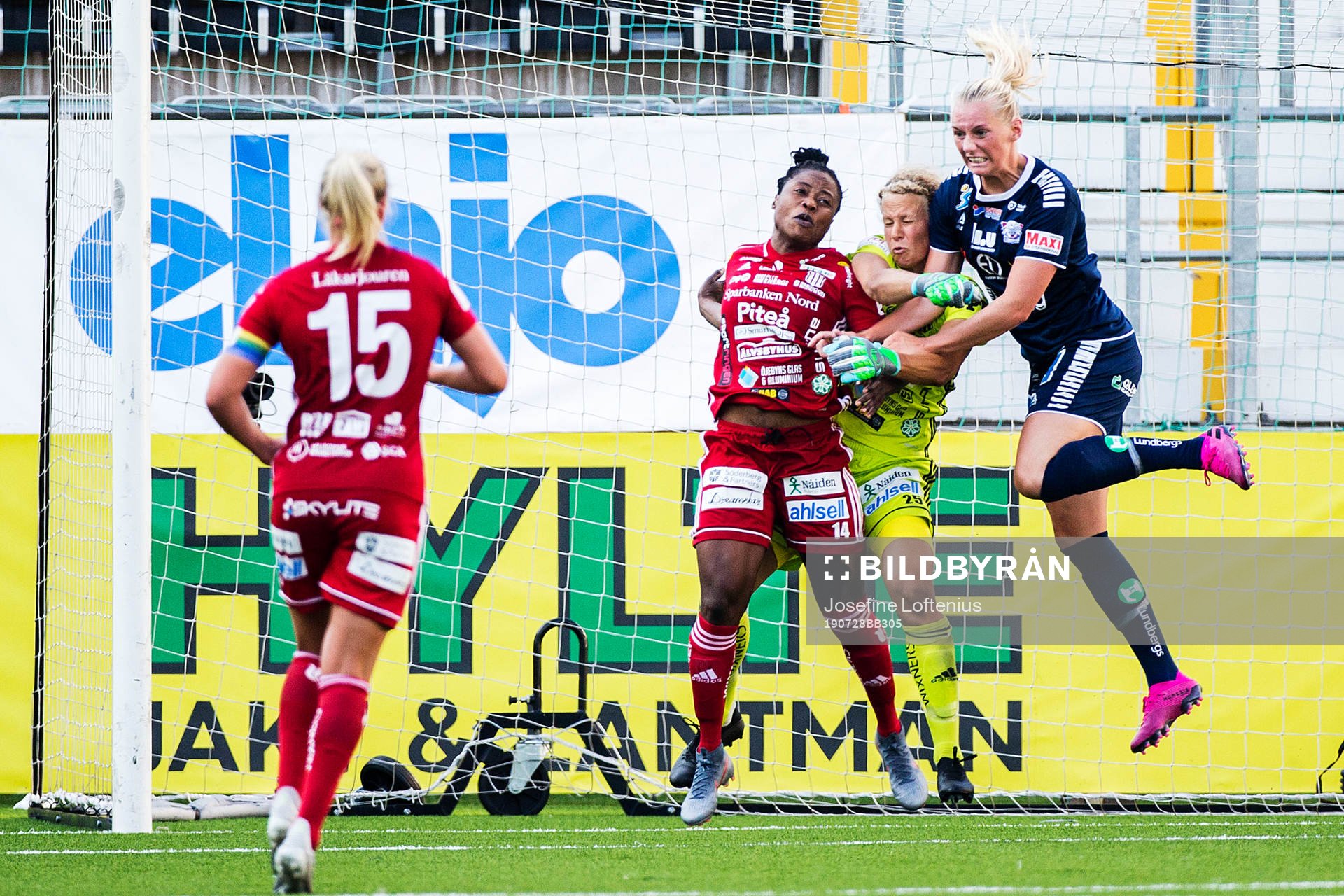 Piteås Faith Ikidi Michael och målvakt Cajsa Andersson