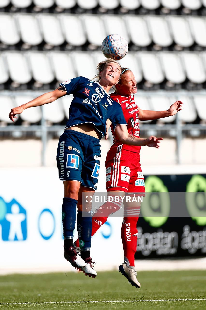 Linköpings Lina Hurtig och Lena Blomkvist i nickduell