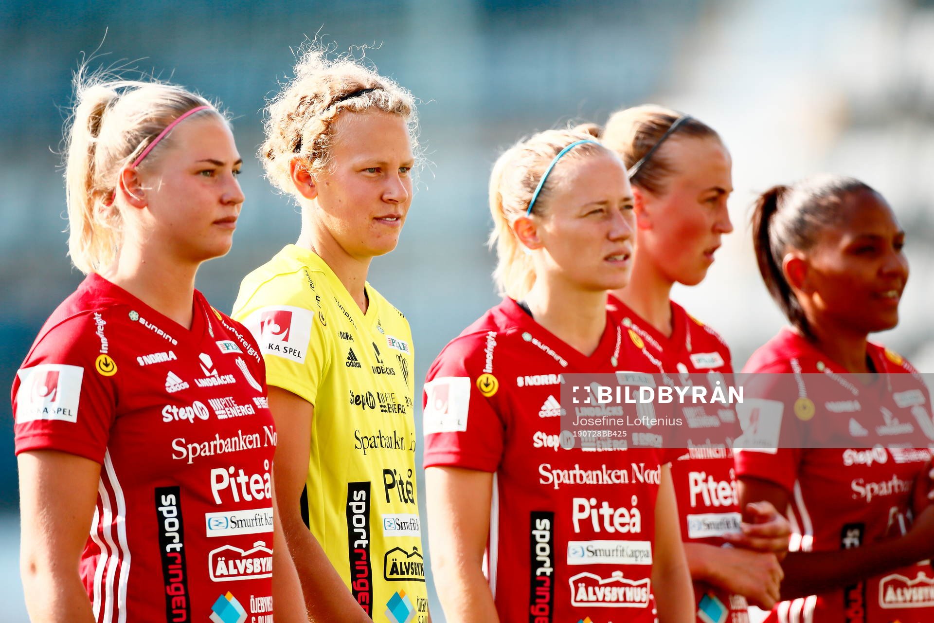 Piteås målvakt Cajsa Andersson (andra från vänster)