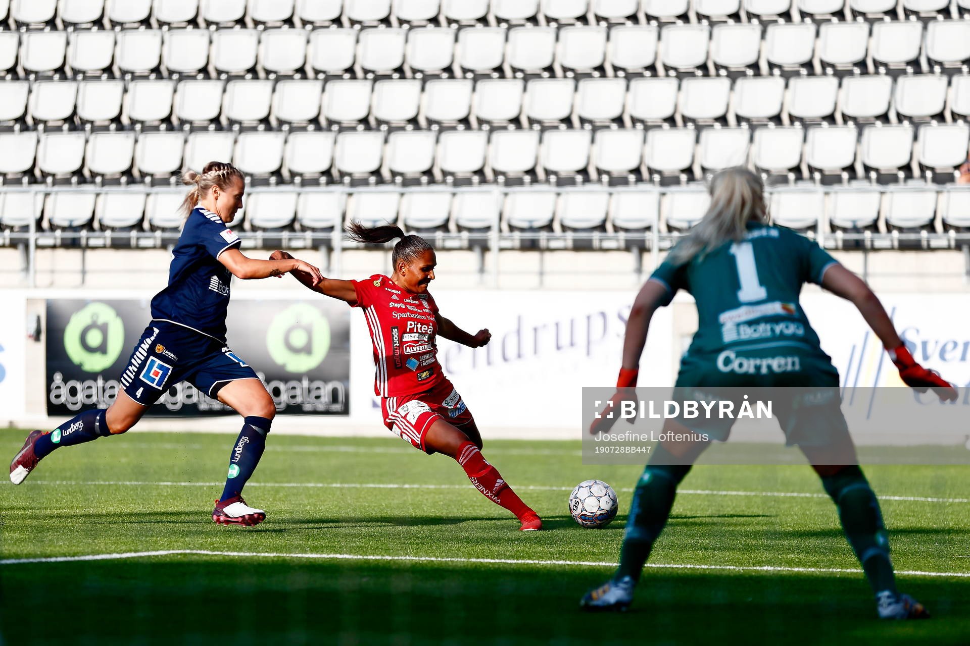 Piteås Madelen Janogy, Linköpings Lisa Lantz och målvakt