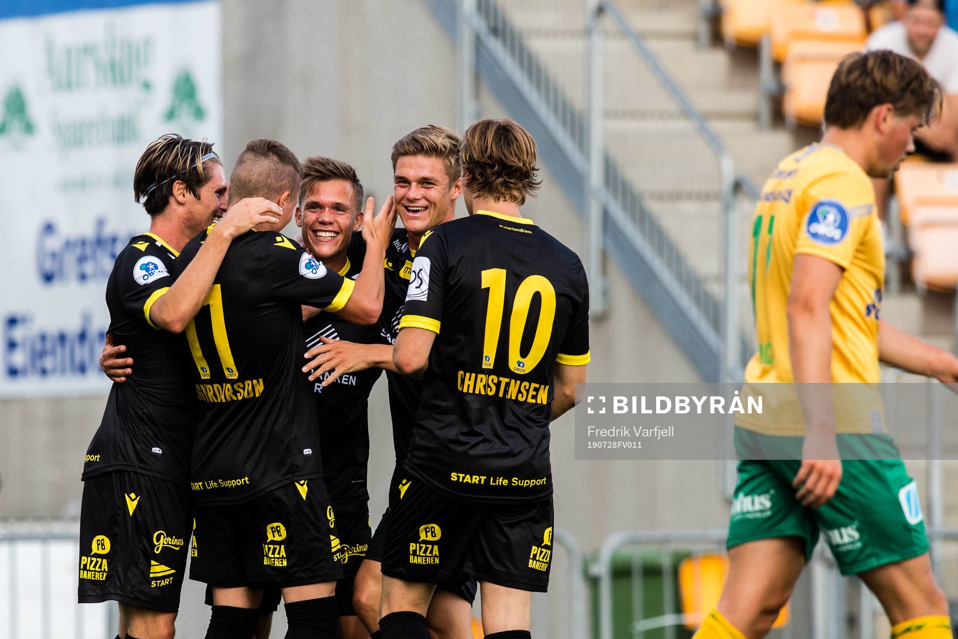 Players of Start celebrates 0-1