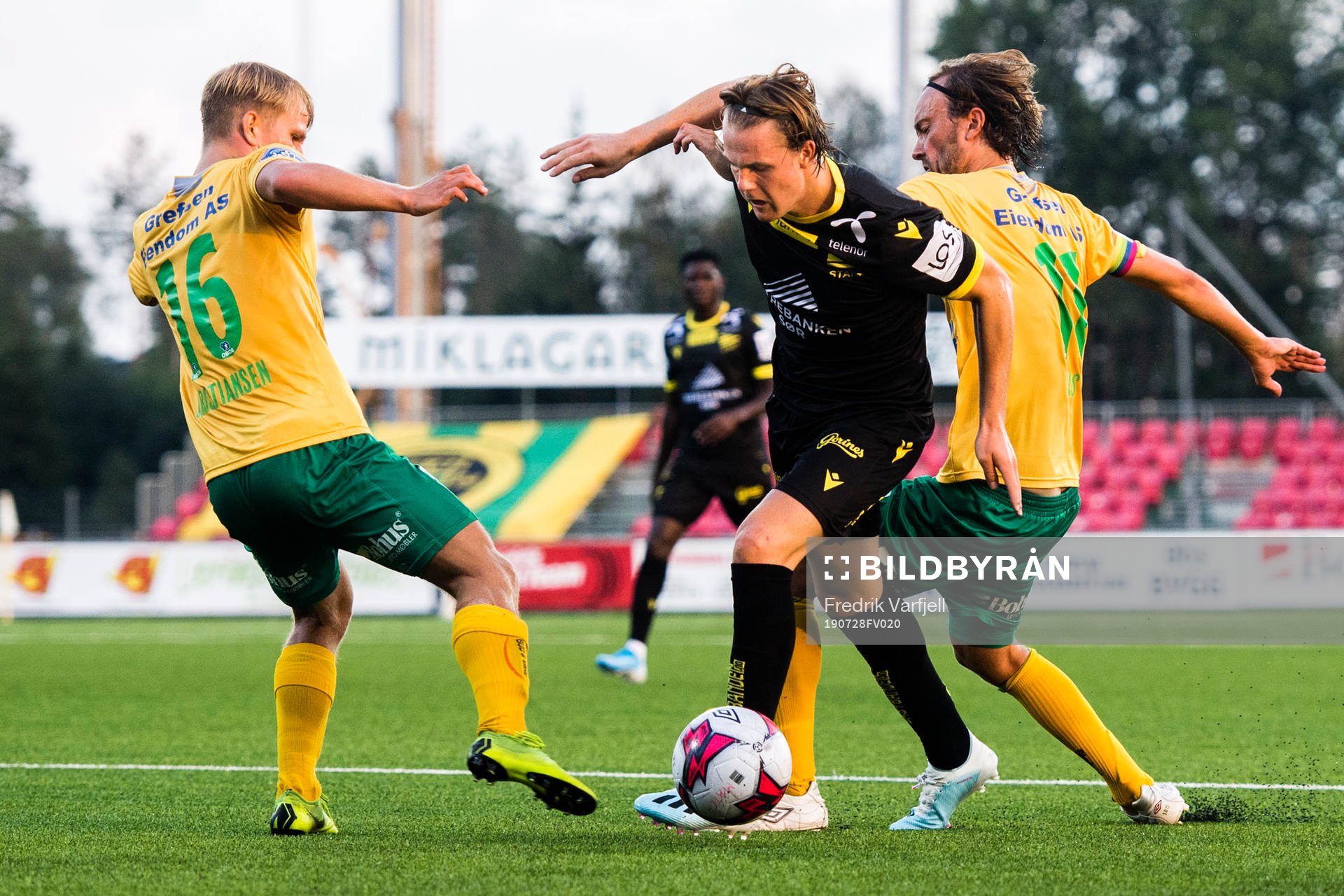 Henrik Kristiansen and Christian Aas of Ull/Kisa in a duel