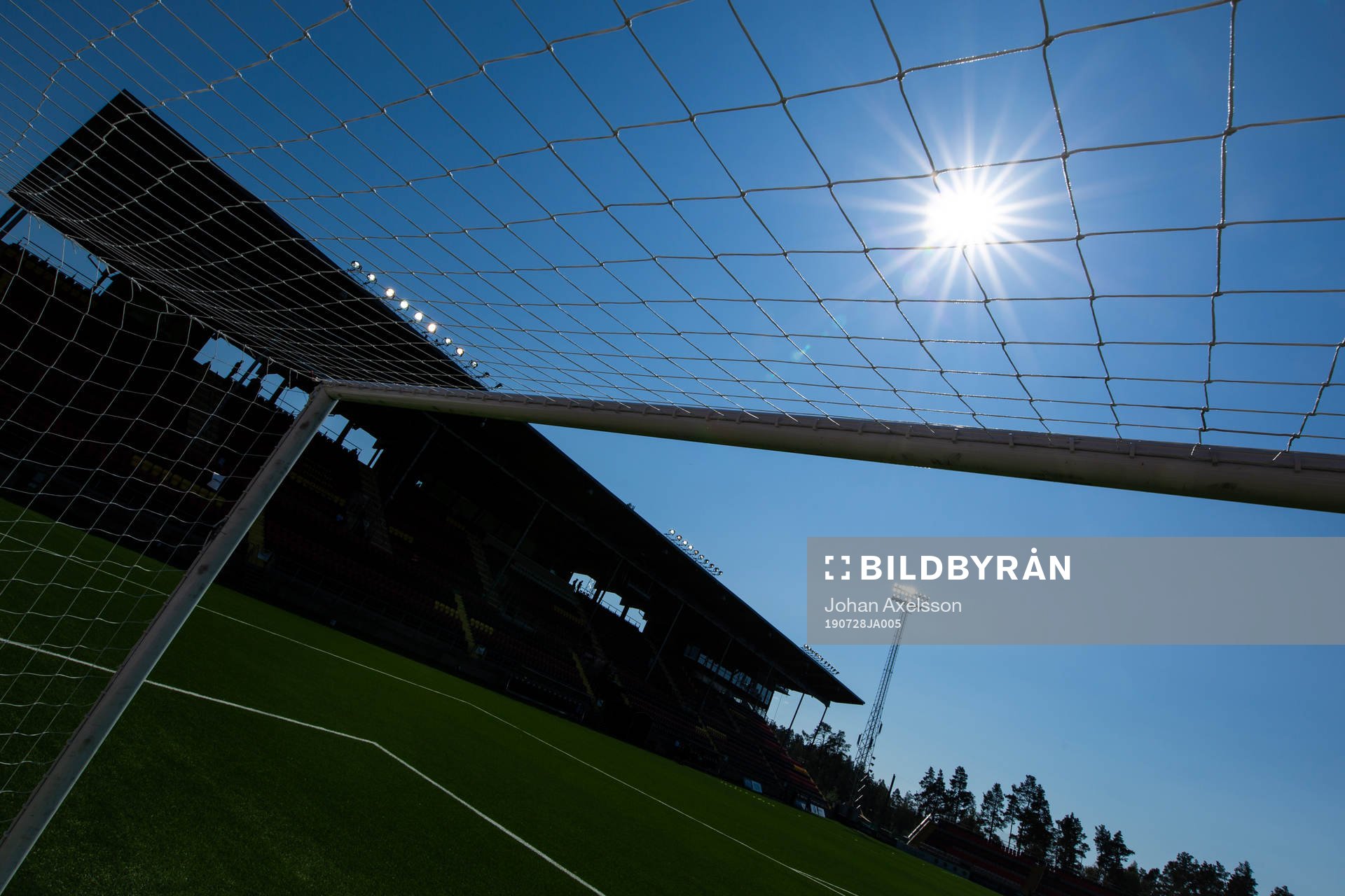 Solen i målet inför fotbollsmatchen i Allsvenskan mellan Östersund och Malmö FF den 28 Juli 2019 i Östersund.