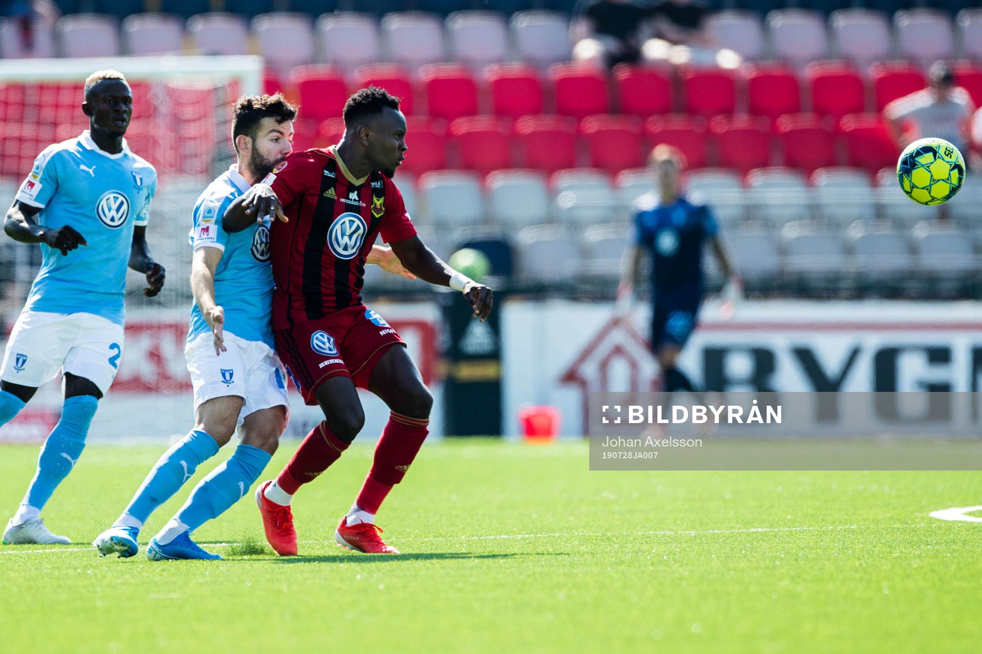 Malmö FFs Erdal Rakip och Östersunds Sam Mensiro