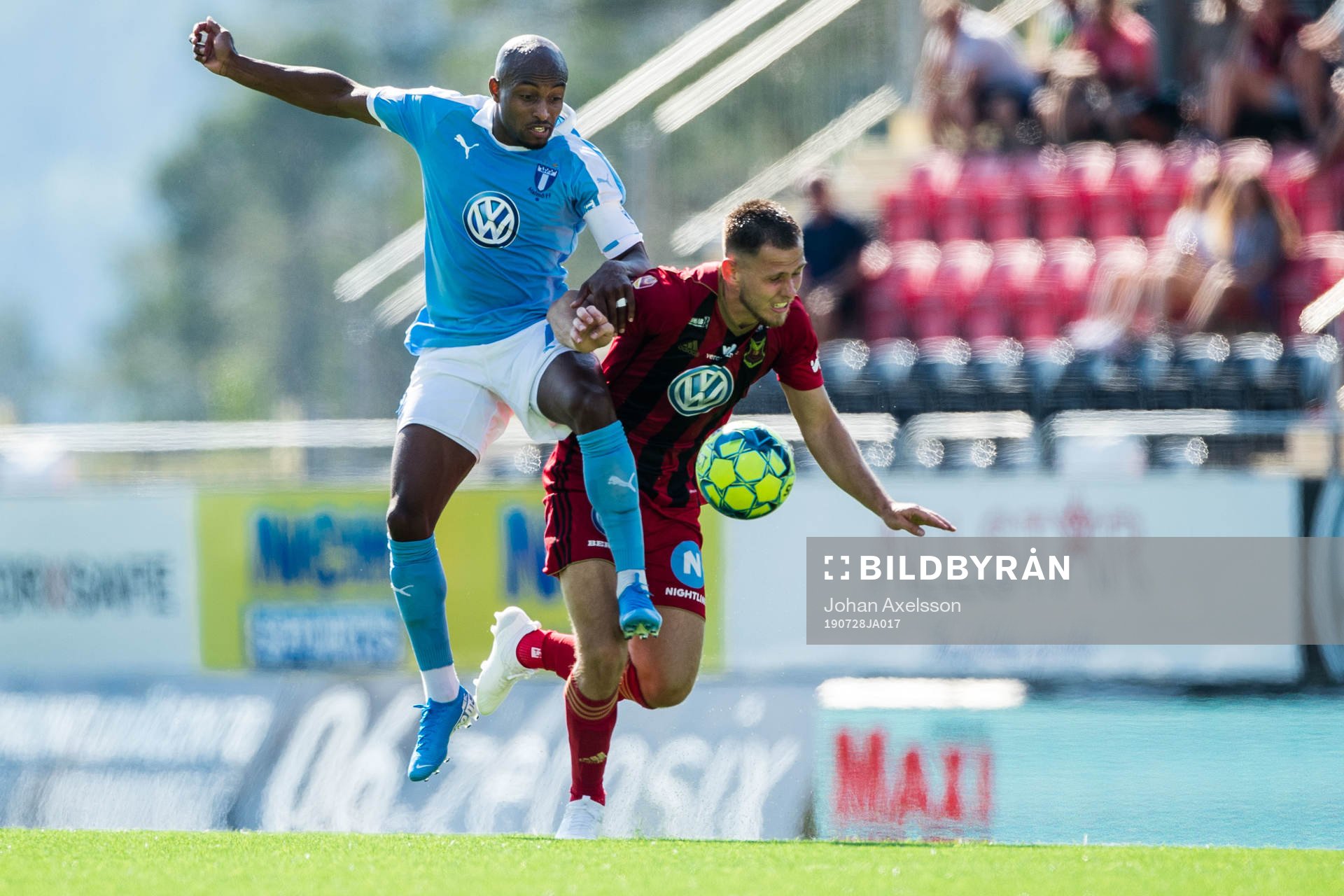 Malmö FFs Fouad Bachirou och Östersunds Charlie Colkett