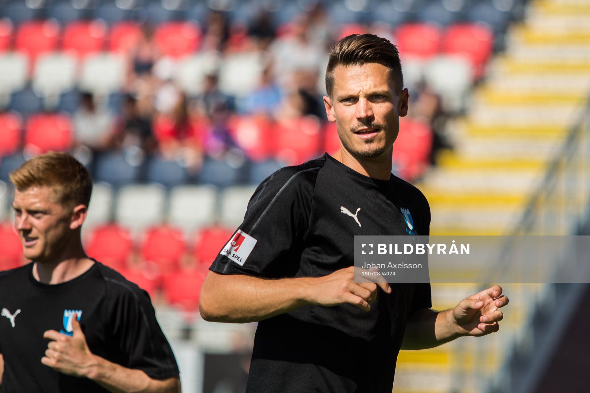 Malmö FFs Markus Rosenberg värmer upp
