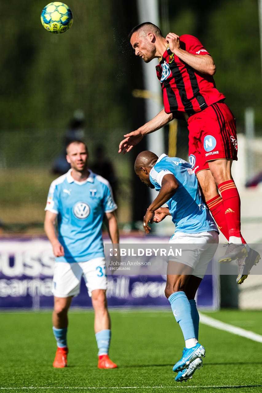 Malmö FFs Fouad Bachirou och Östersunds Dino Islamovic