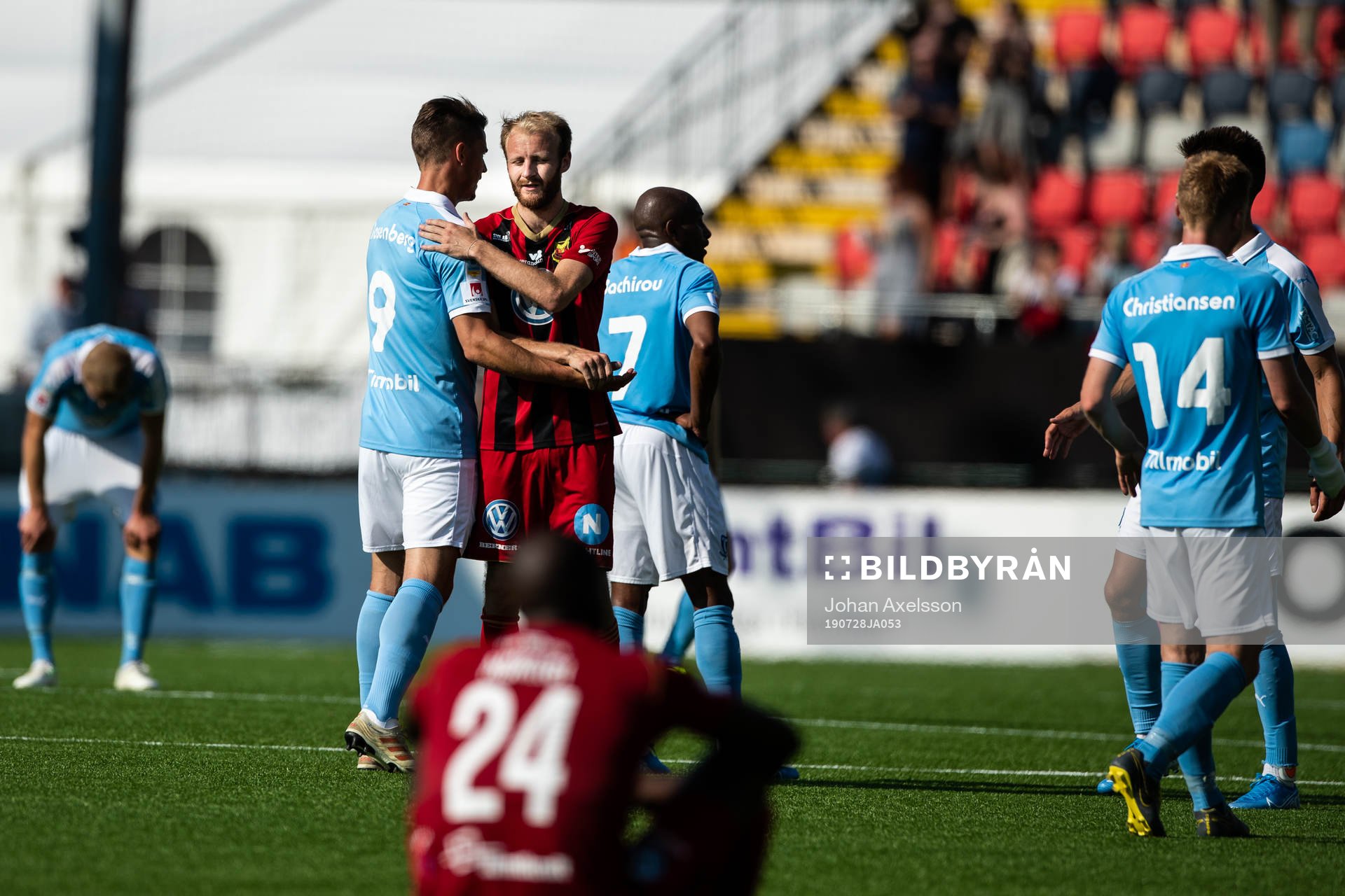 Malmö FFs Markus Rosenberg tackar Östersunds Curtis Edwards efter fotbollsmatchen i Allsvenskan mellan Östersund och Malmö FF den 28 Juli 2019 i Östersund.