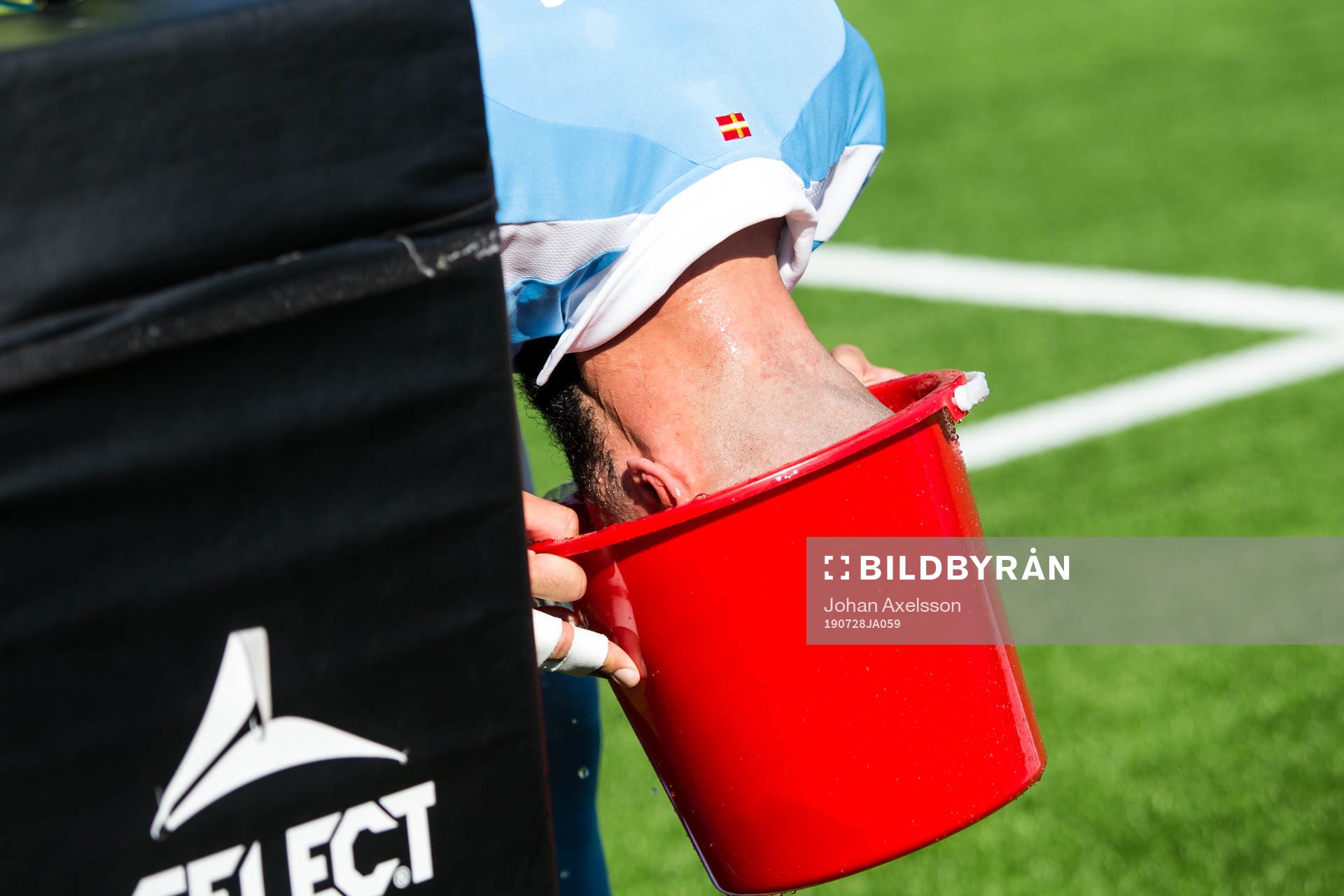 Malmö FFs Guillermo Molins kyler ner sig under ett vattenavbrott under fotbollsmatchen i Allsvenskan mellan Östersund och Malmö FF den 28 Juli 2019 i Östersund.