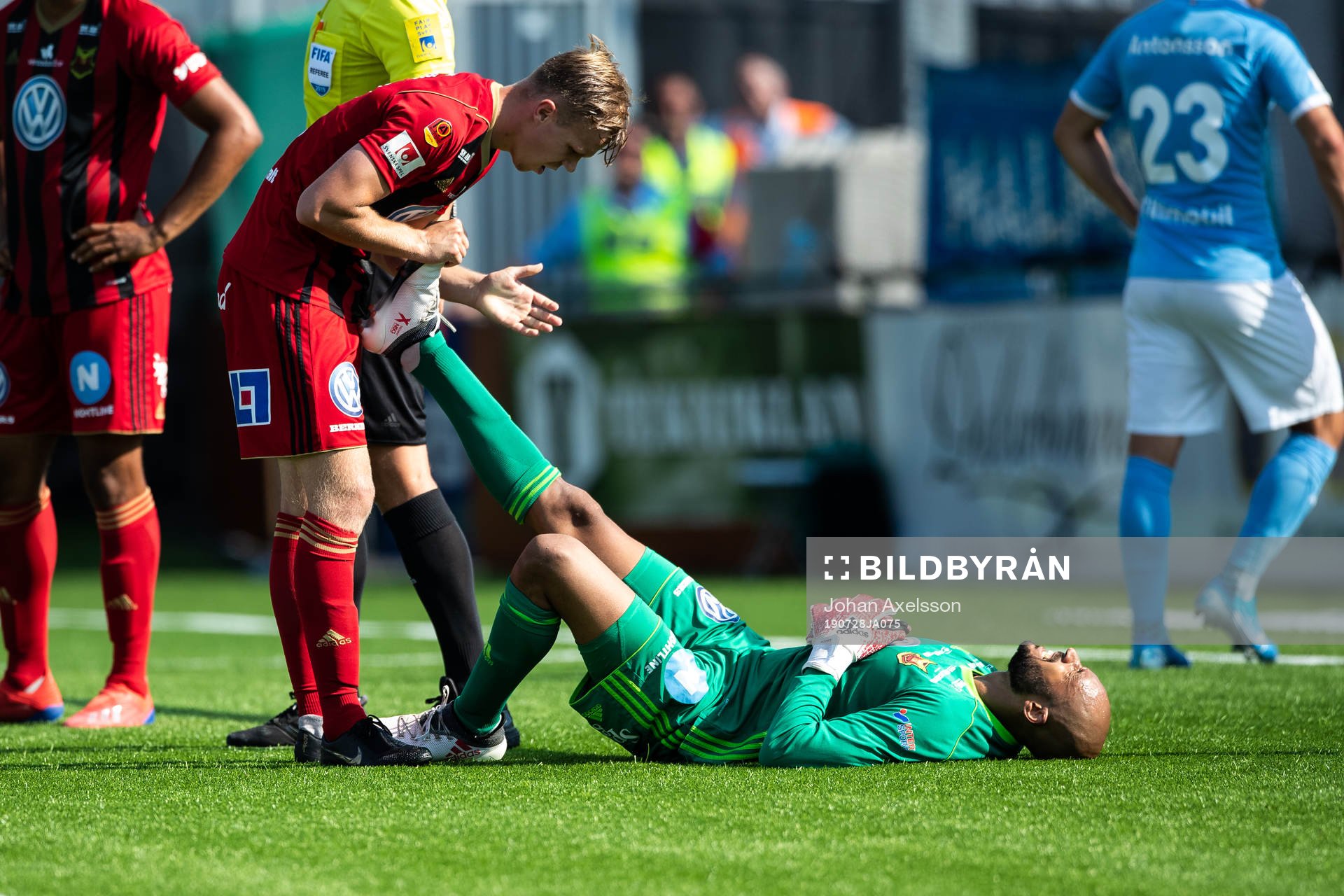 Östersunds målvakt Aly Keita med kramp och får hjälp av