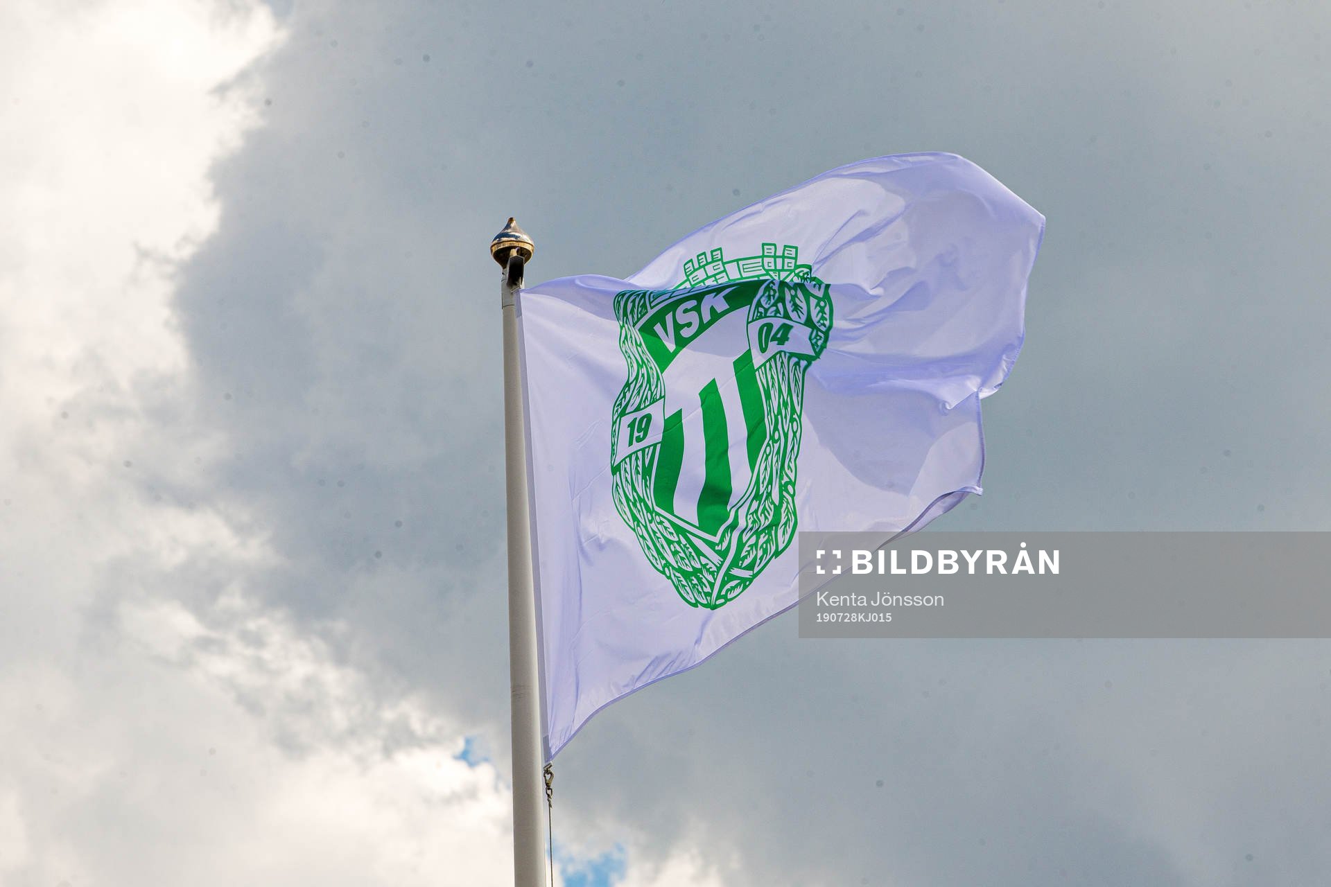 En flagga med Västerås SK:s logotyp inför fotbollsmatchen i Superettan mellan Västerås och Dalkurd den 28 juli 2019 i Västerås. 
