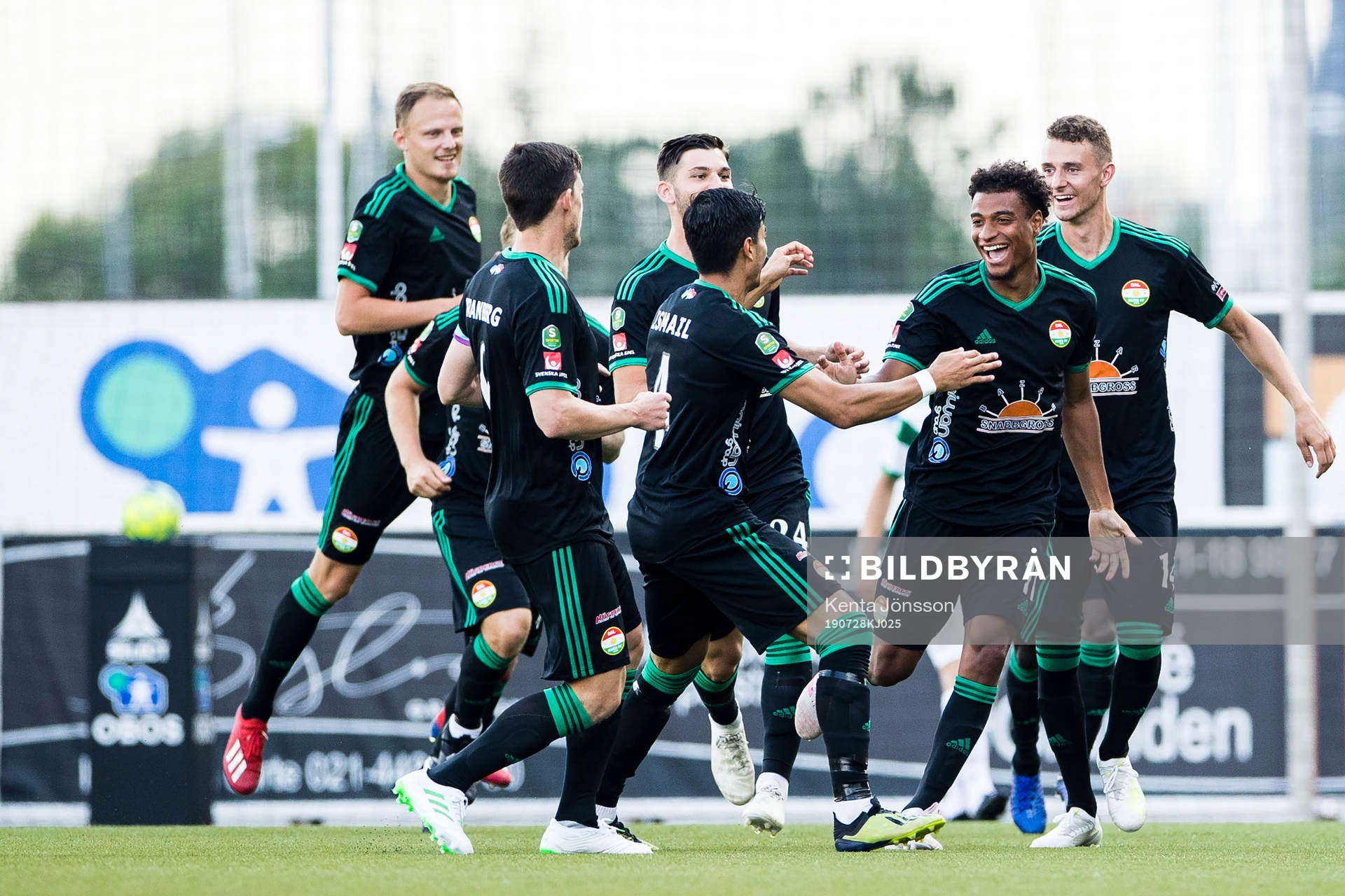 Dalkurds Joseph Ceesay jublar med lagkamrater efter 0-1 under fotbollsmatchen i Superettan mellan Västerås och Dalkurd den 28 juli 2019 i Västerås.