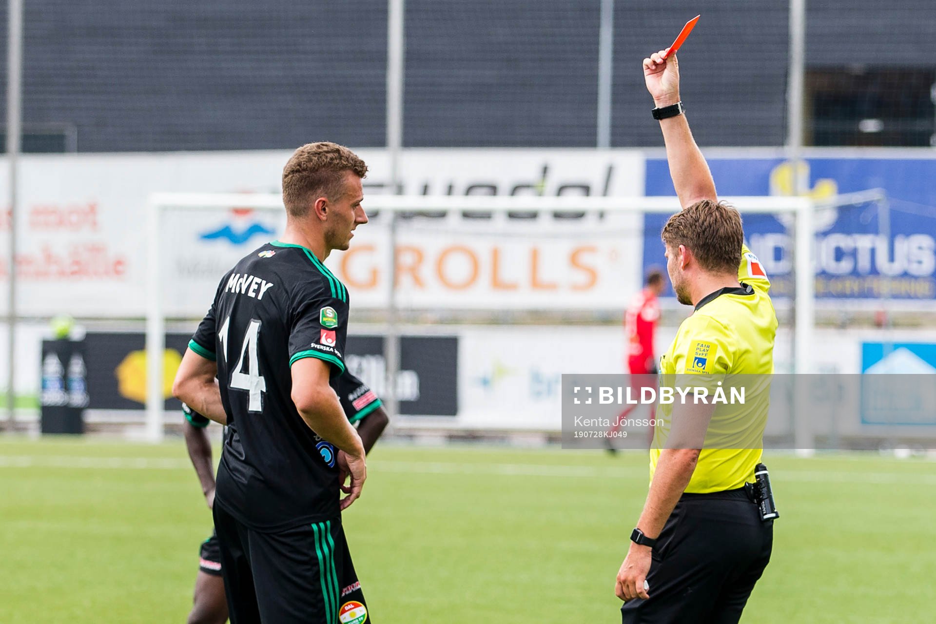 Dalkurds Christopher McVey får rött kort av domare Joakim Östling under fotbollsmatchen i Superettan mellan Västerås och Dalkurd den 28 juli 2019 i Västerås. 
