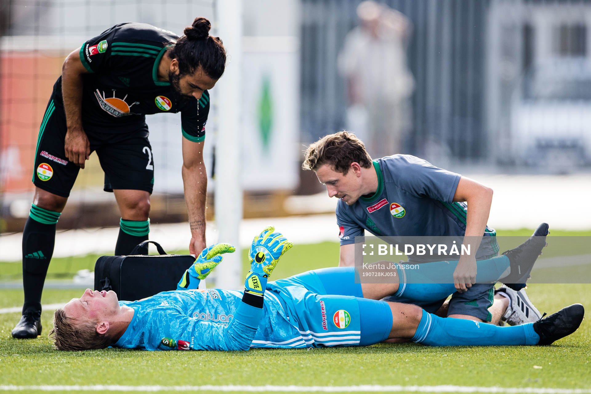 Dalkurds målvakt Andreas Andersson får behandling under fotbollsmatchen i Superettan mellan Västerås och Dalkurd den 28 juli 2019 i Västerås.
