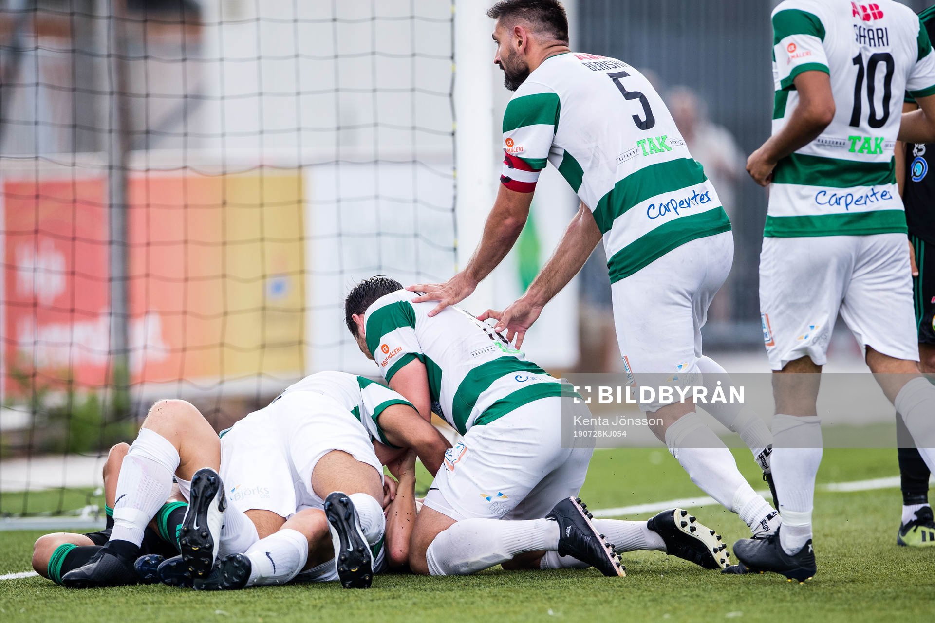 Västerås Douglas Karlberg jublar med lagkamrater efter 1-1 under fotbollsmatchen i Superettan mellan Västerås och Dalkurd den 28 juli 2019 i Västerås.
