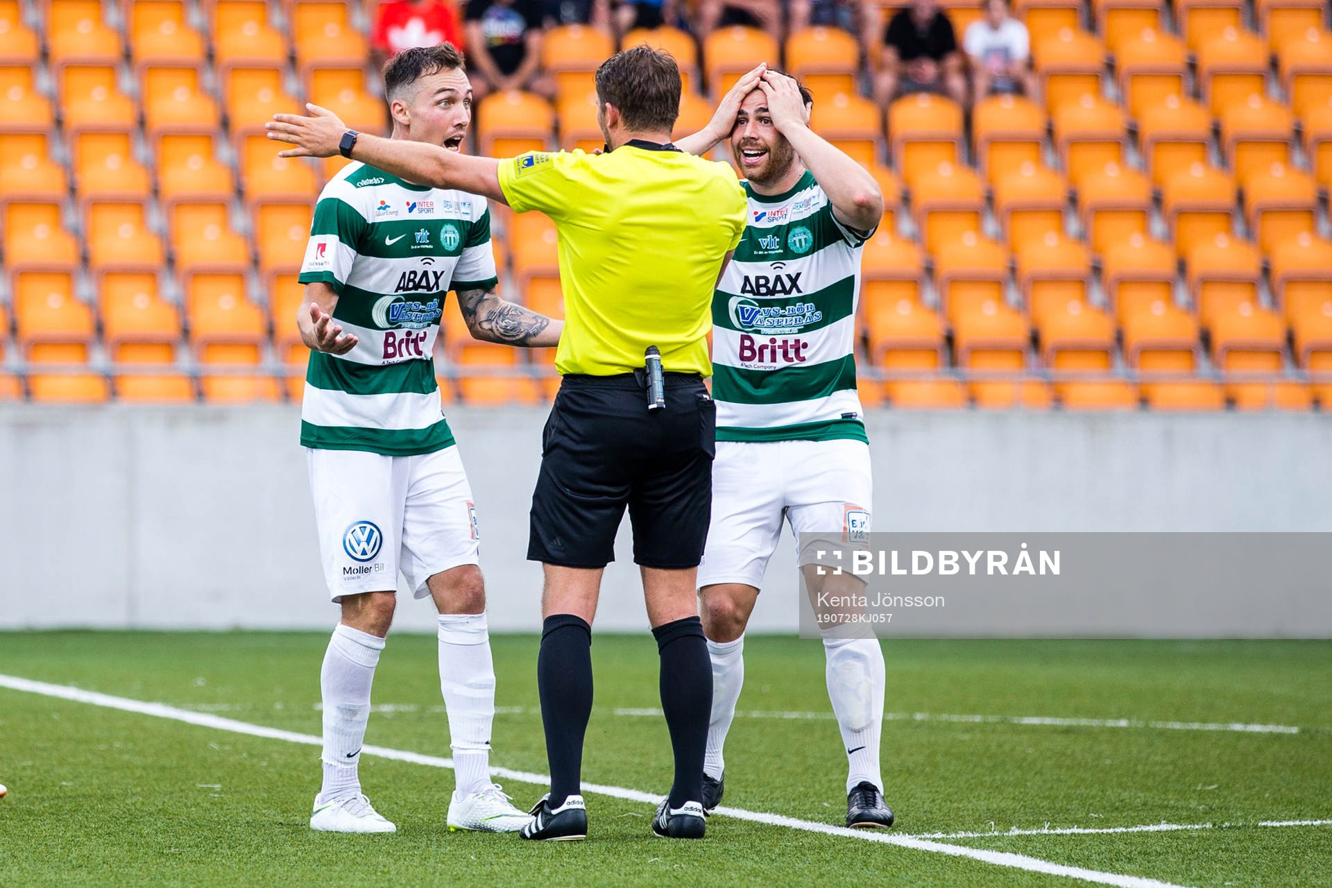 Västerås Filip Tronet och Carlos Gaete Moggia protesterar