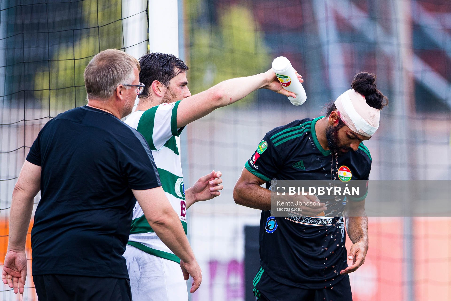 Dalkurds Peshraw Azizi med ett bandage över huvudet efter en skada under fotbollsmatchen i Superettan mellan Västerås och Dalkurd den 28 juli 2019 i Västerås. 
