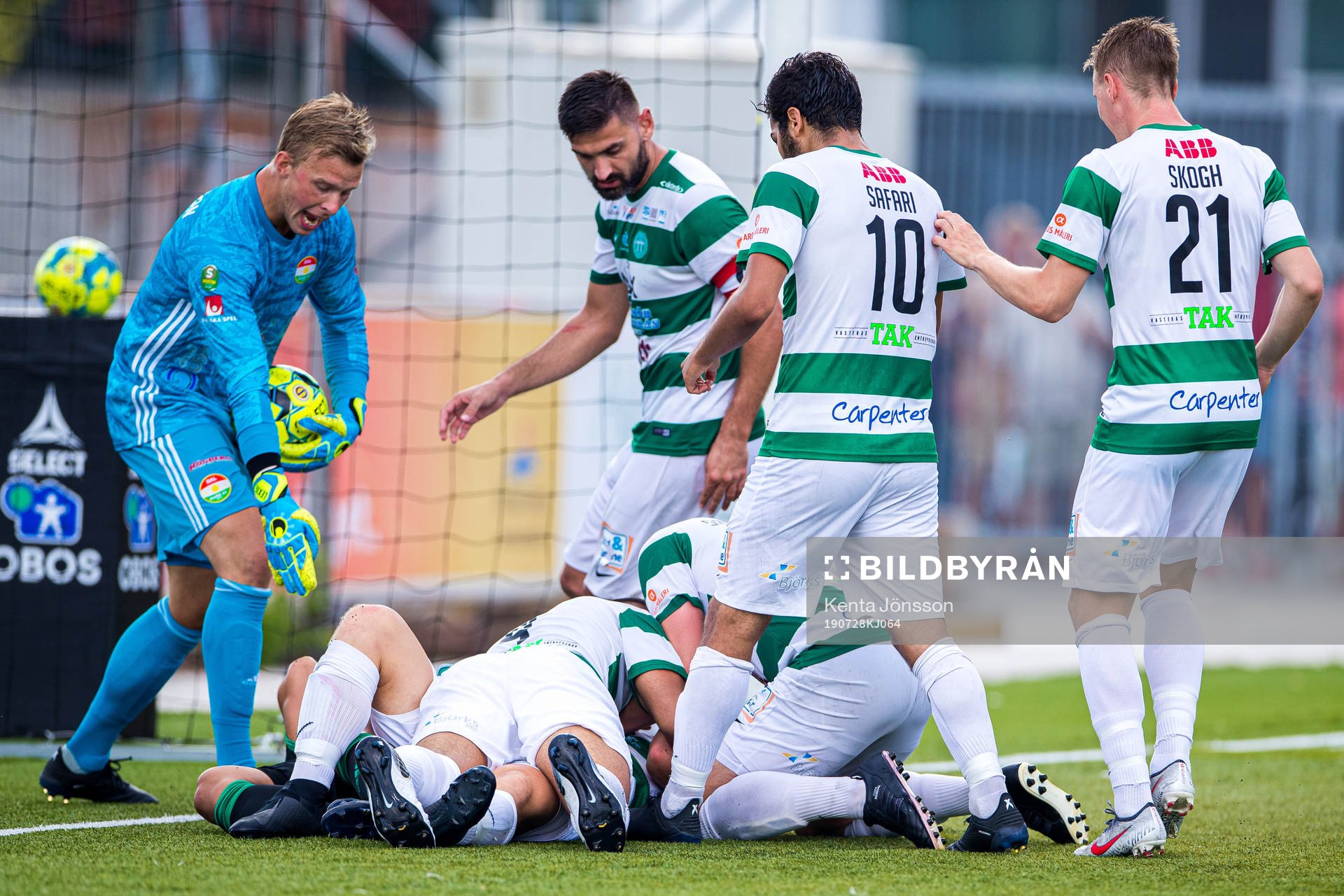 Västerås Douglas Karlberg liggandes jublar med lagkamrater