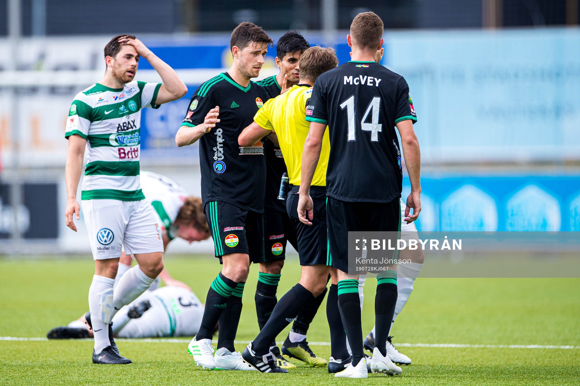 Dalkurds Christopher McVey efter ett bråk med Västerås Dennis Persson under fotbollsmatchen i Superettan mellan Västerås och Dalkurd den 28 juli 2019 i Västerås.