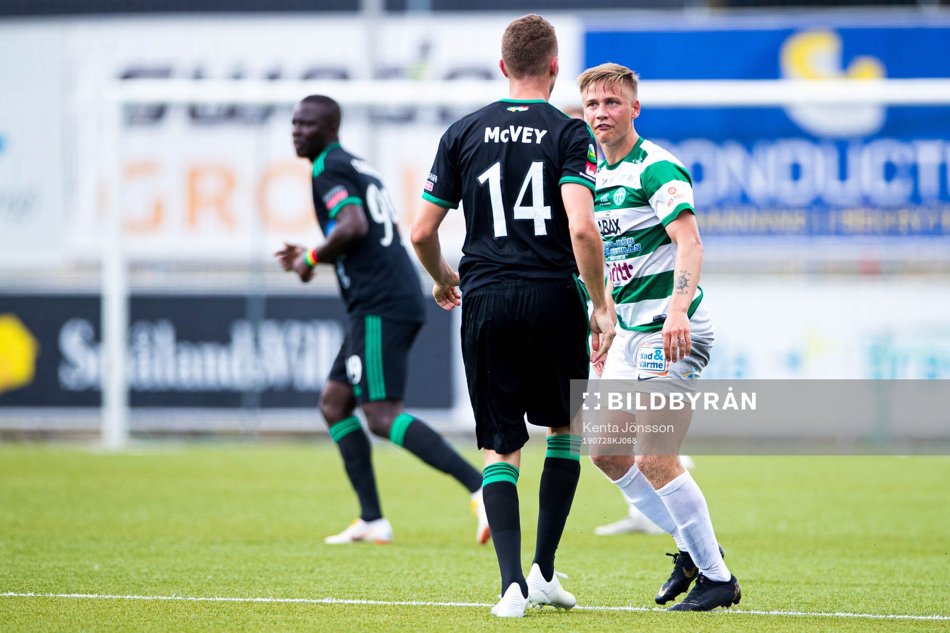 Dalkurds Christopher McVey i ett bråk med Västerås Dennis Persson under fotbollsmatchen i Superettan mellan Västerås och Dalkurd den 28 juli 2019 i Västerås.