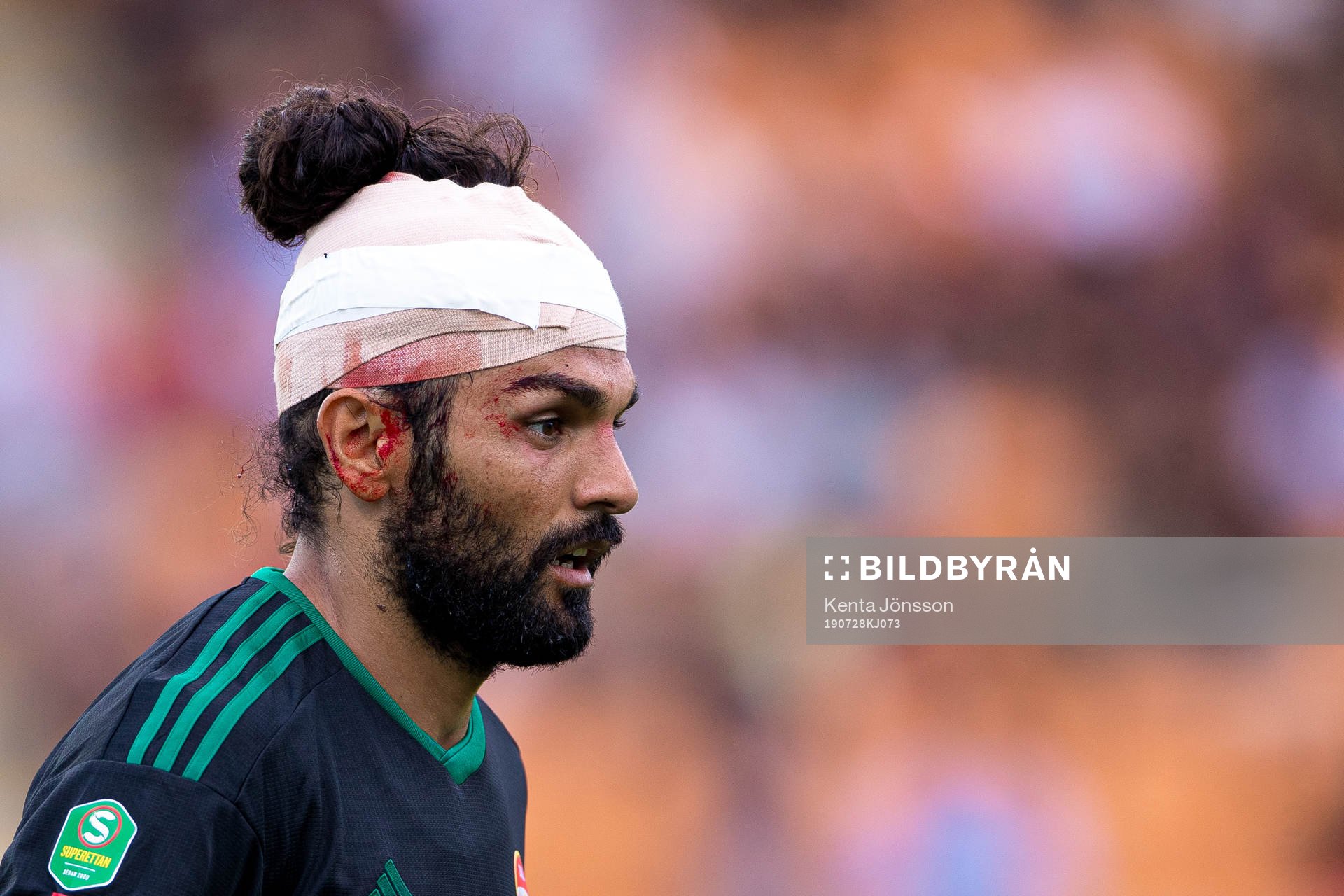Dalkurds Peshraw Azizi med ett bandage över huvudet efter en skada under fotbollsmatchen i Superettan mellan Västerås och Dalkurd den 28 juli 2019 i Västerås.