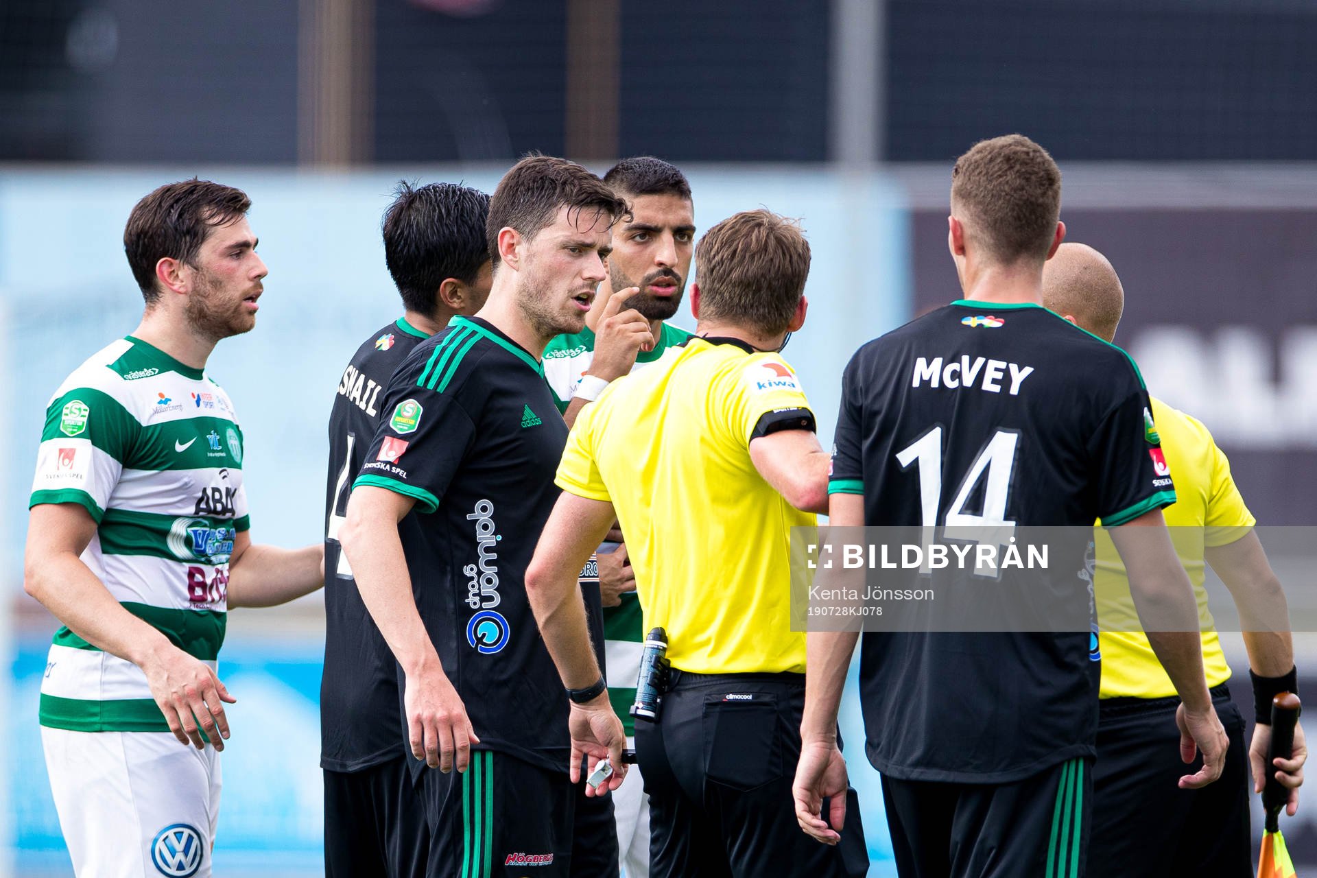 Dalkurds Christopher McVey i ett bråk med Västerås Sean Sabetkar under fotbollsmatchen i Superettan mellan Västerås och Dalkurd den 28 juli 2019 i Västerås.