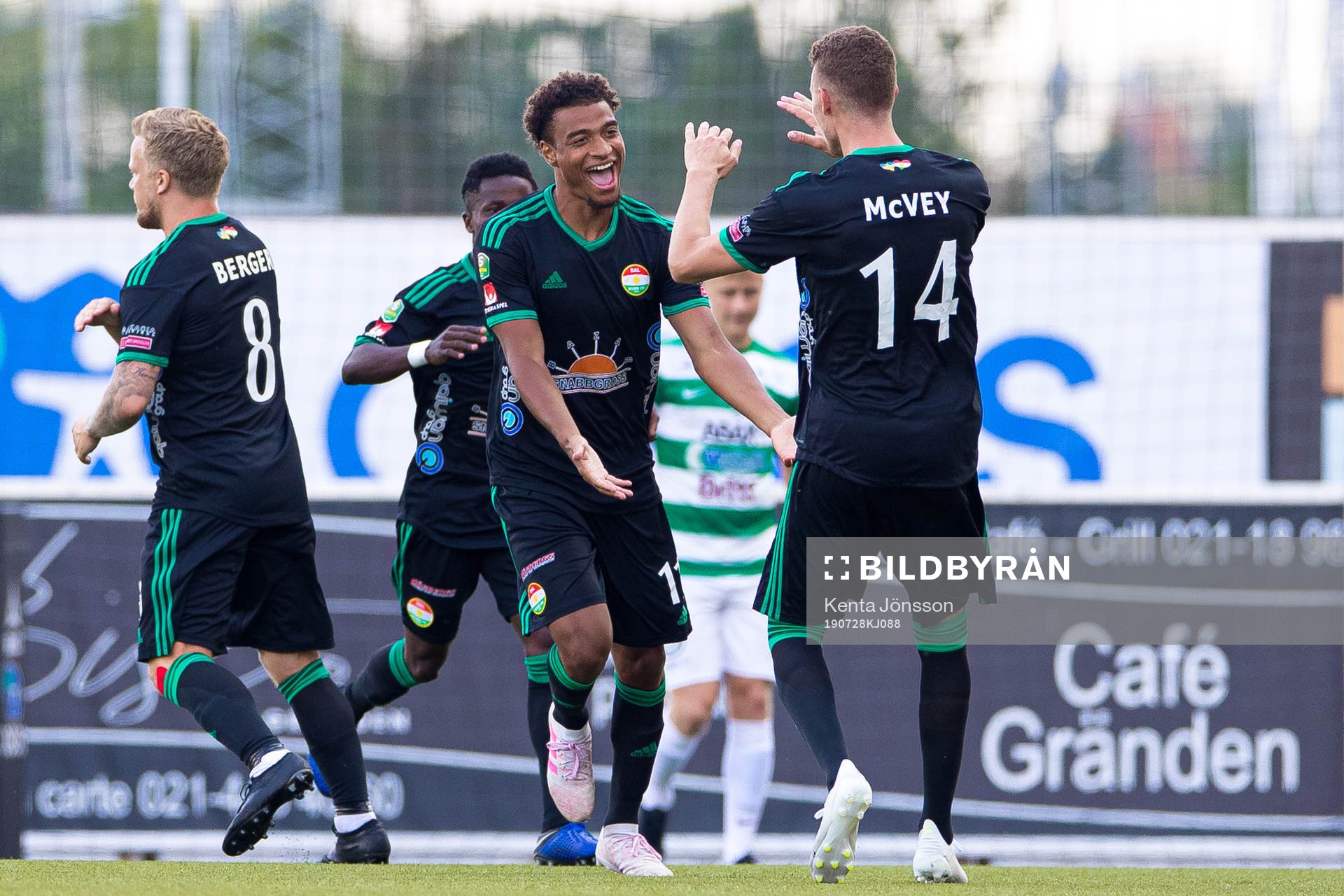 Dalkurds Joseph Ceesay jublar med Christopher McVey