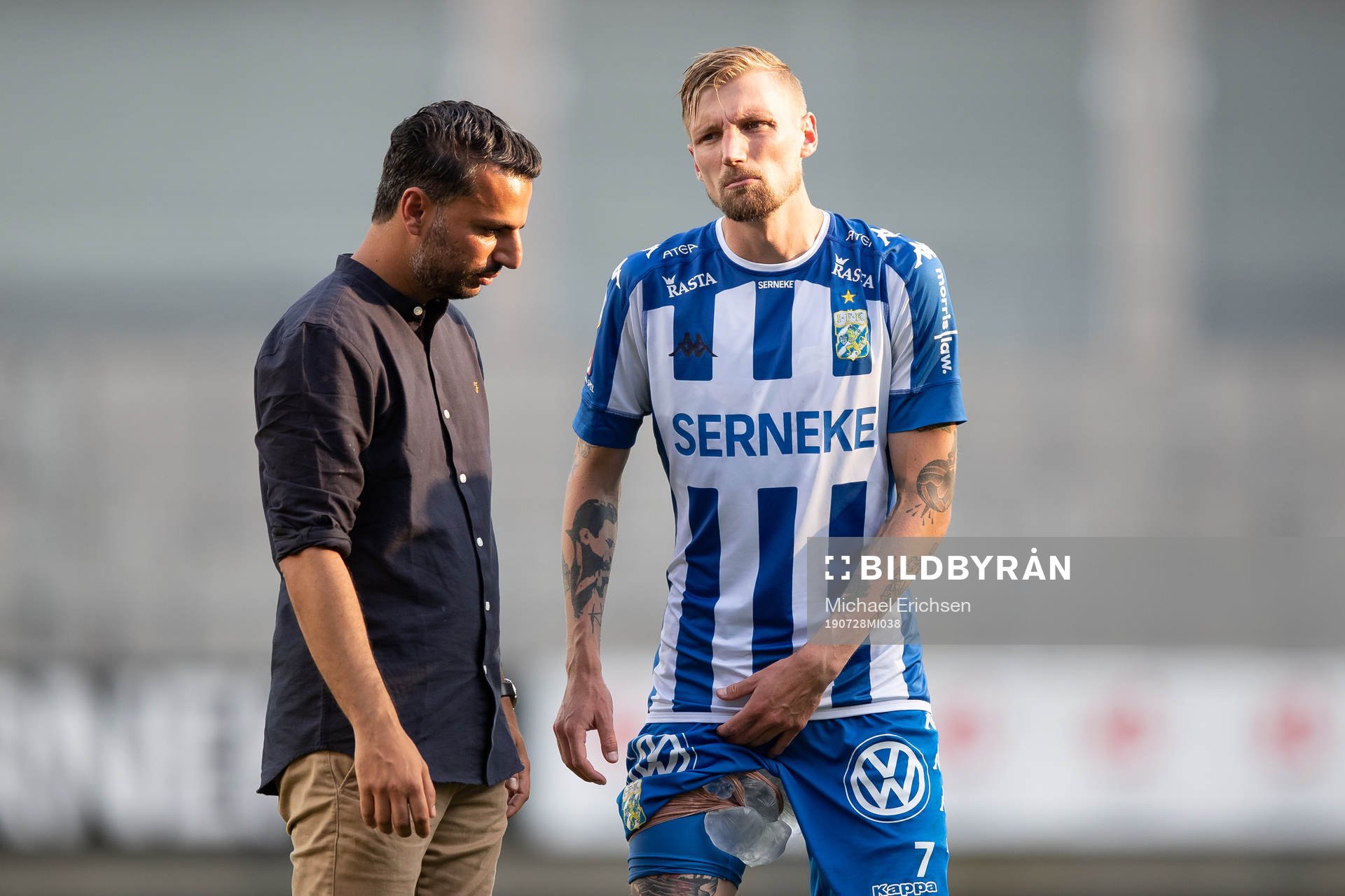 IFK Göteborgs tränare Poya Asbaghi pratar med skadade Sebastian Eriksson efter fotbollsmatchen i allsvenskan mellan IFK Göteborg och IFK Norrköping den 28 juli 2019 i Göteborg.