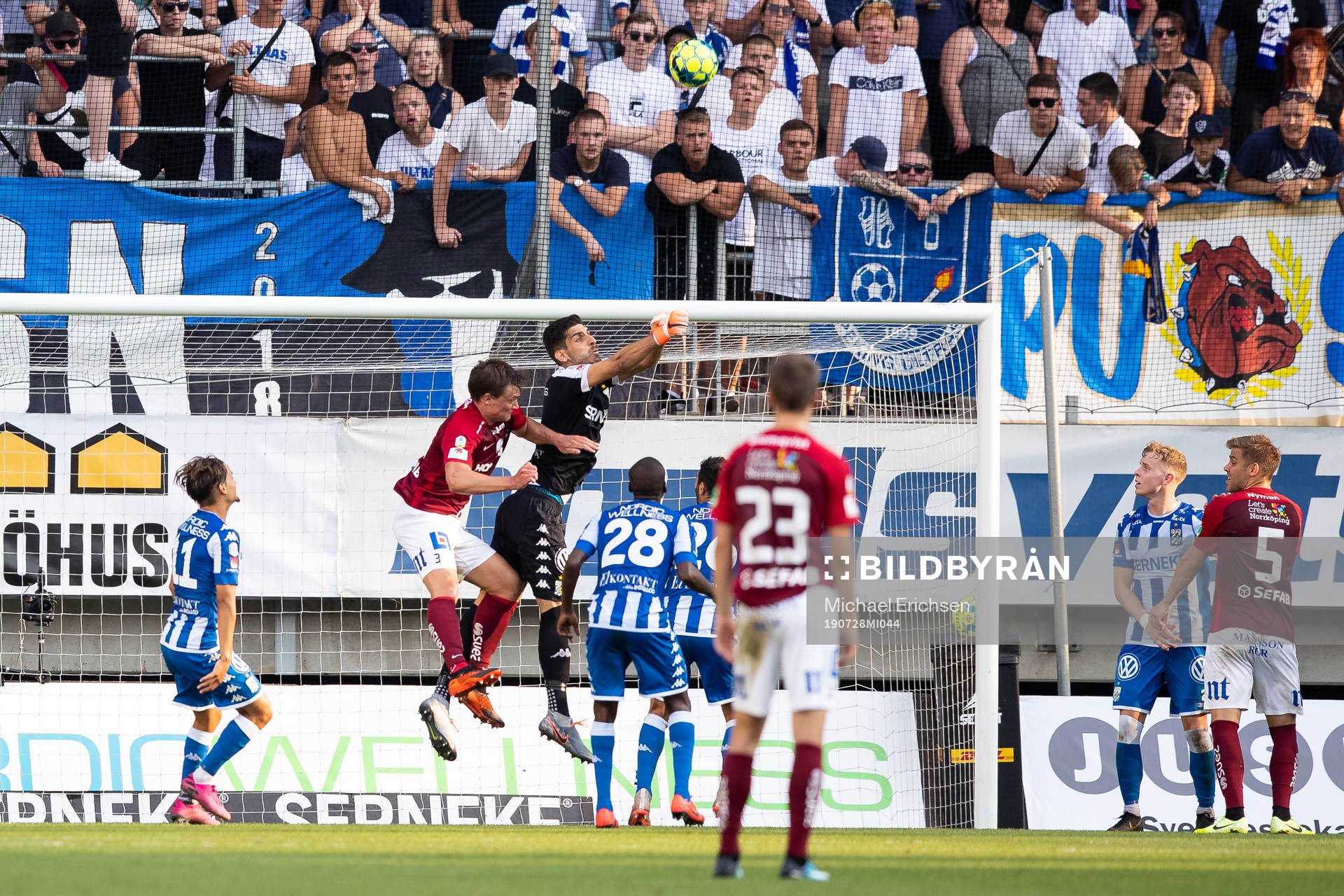 IFK Göteborgs målvakt Ioannis Anestis boxar bort bollen