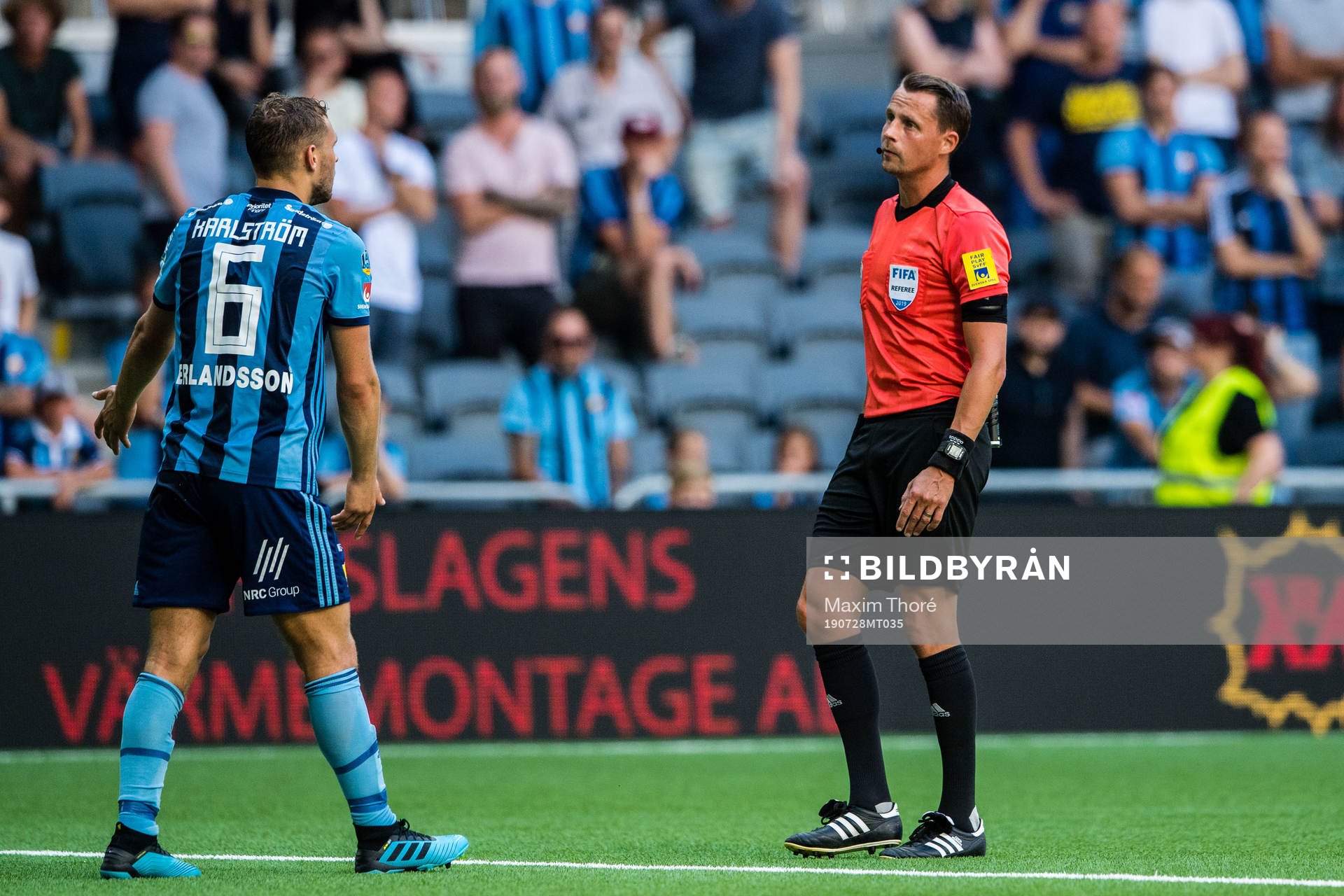 Djurgårdens Jesper Karlström i diskussion med domare