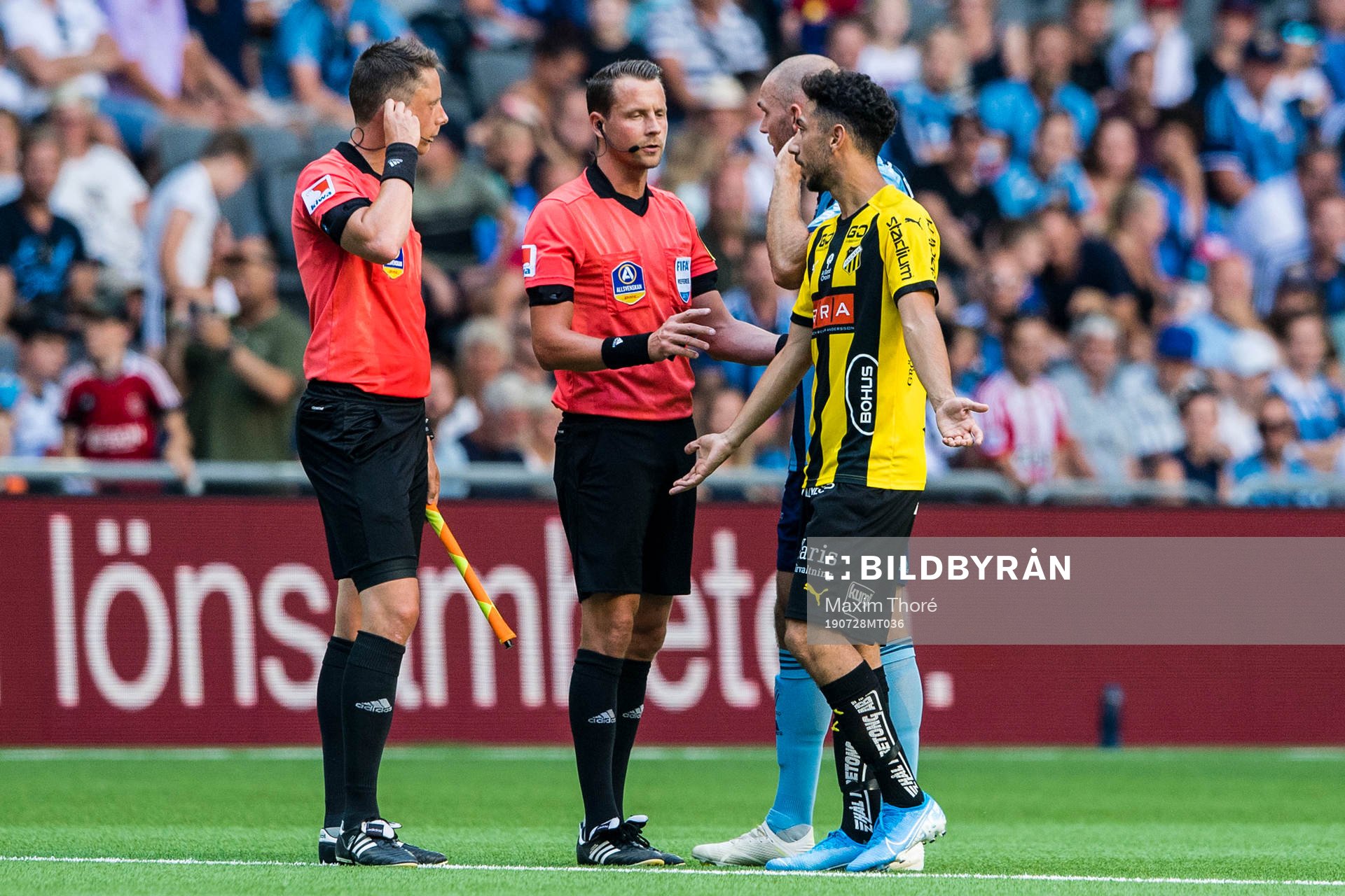 Spelare i diskussion med domare Andreas Ekberg