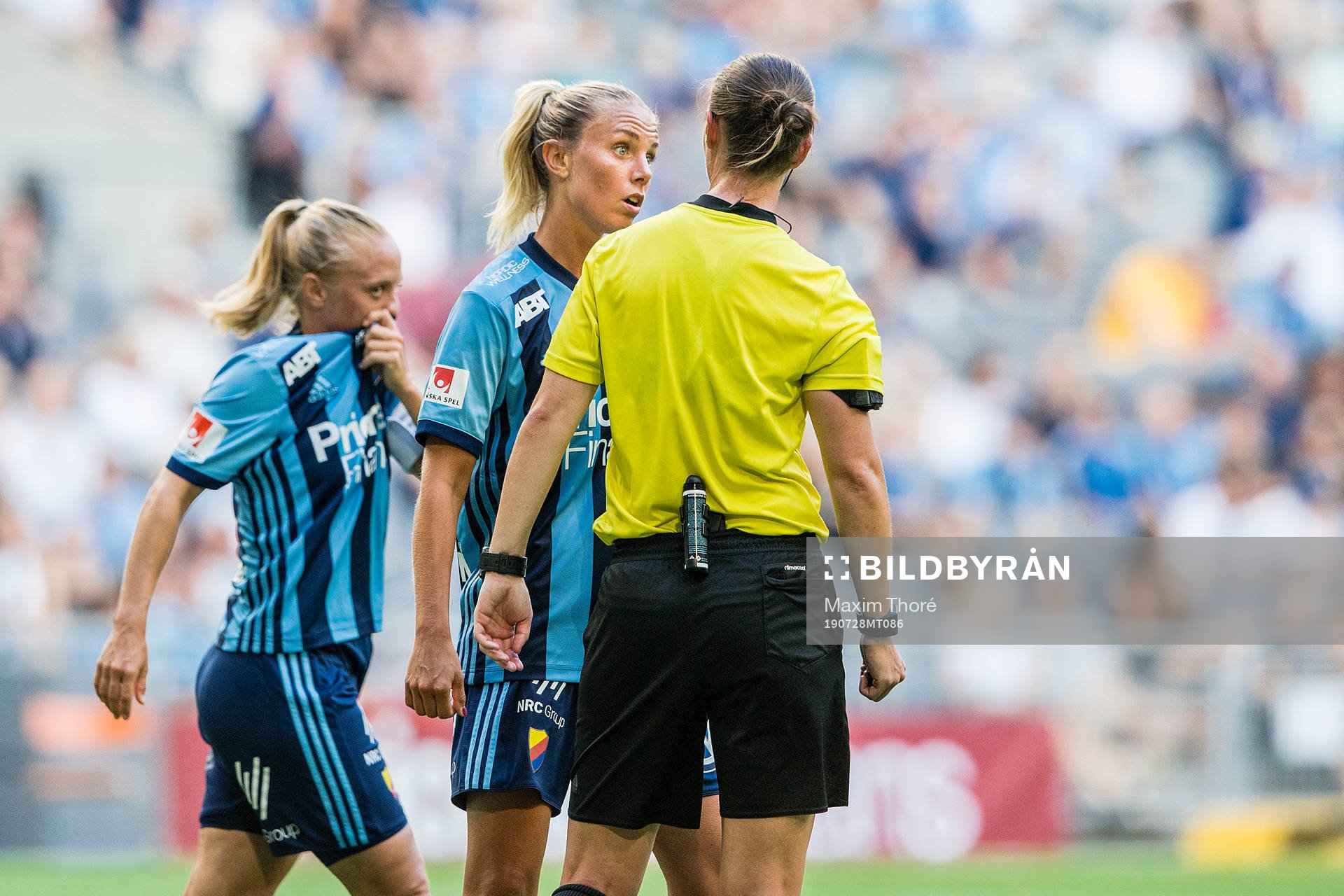 Djurgårdens Petronella Ekroth i diskussion med domaren