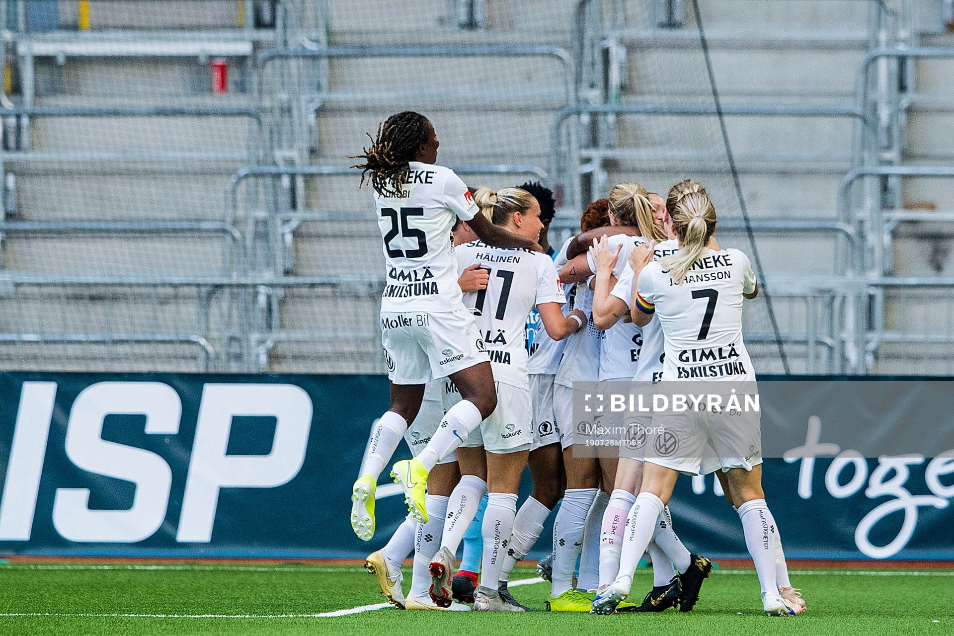 Eskilstunas Felicia Karlsson jublar med lagkamrater