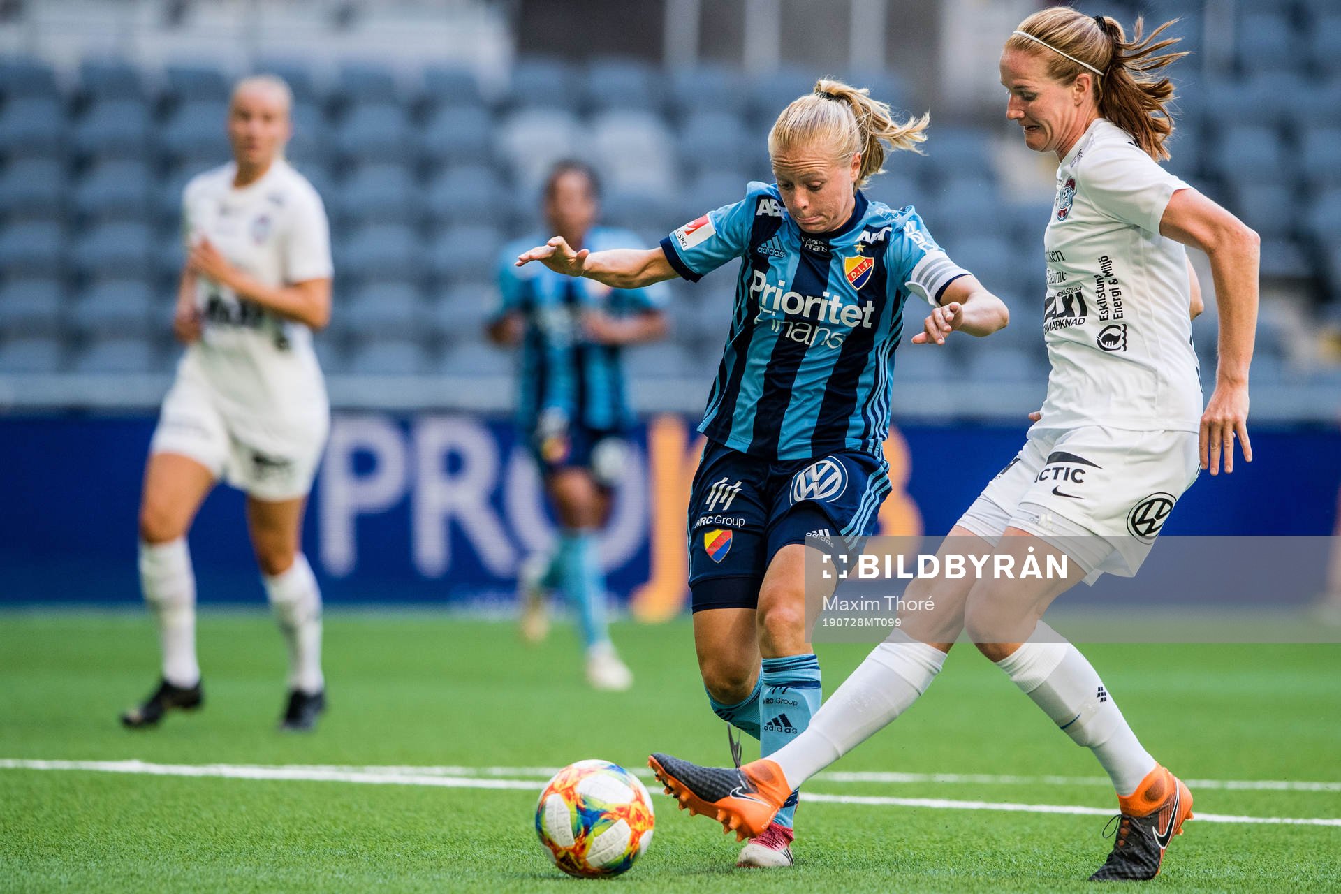 Djurgårdens Mia Jalkerud och Eskilstunas Vaila Barsley