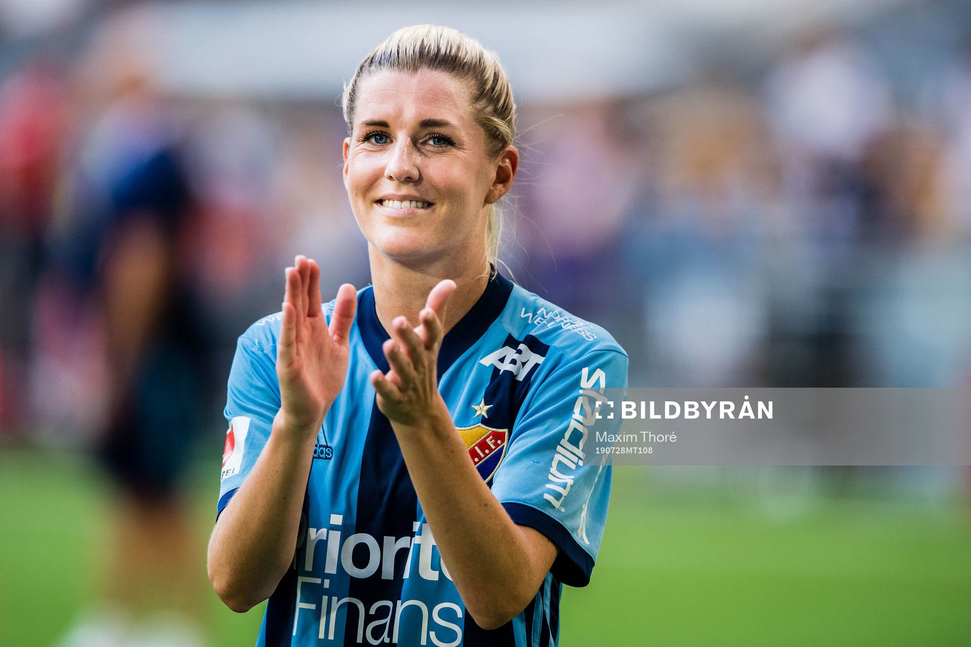 Djurgårdens Olivia Schough tackar publiken