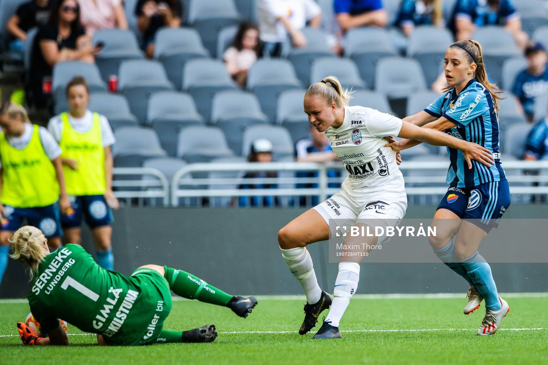 Eskilstunas målvakt Emelie Lundberg och Matilda Plan mot