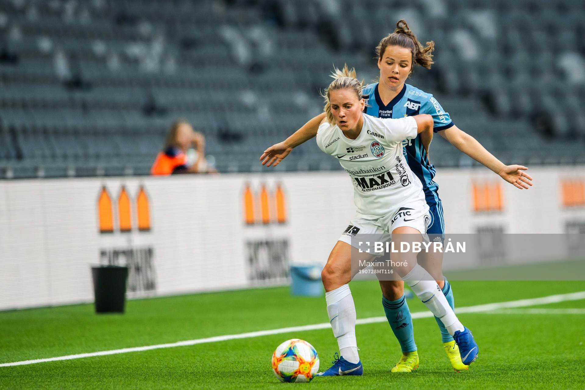 Eskilstunas Julia Tunturi och Djurgårdens Evelina Finndell under fotbollsmatchen i Damallsvenskan mellan Djurgården och Eskilstuna den 28 juli 2019 i Stockholm.